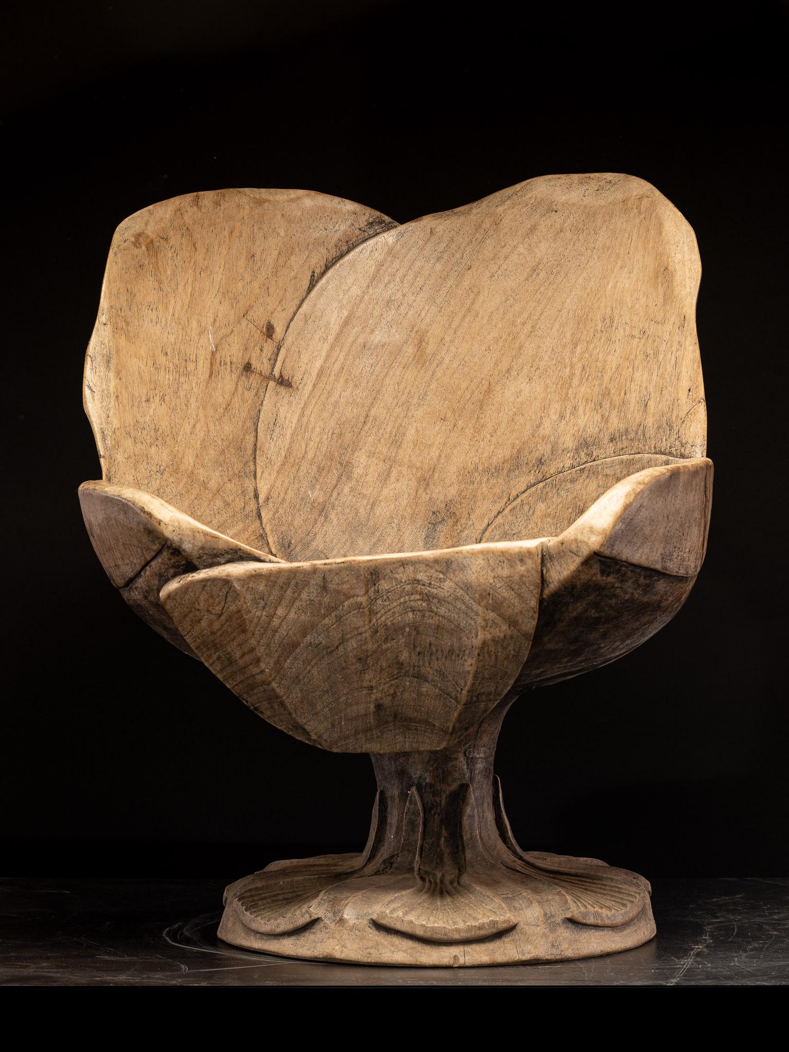 Ensemble de 4 chaises en bois sculptées à partir d'une seule pièce, utilisée à l'intérieur ou à l'extérieur en vente 4