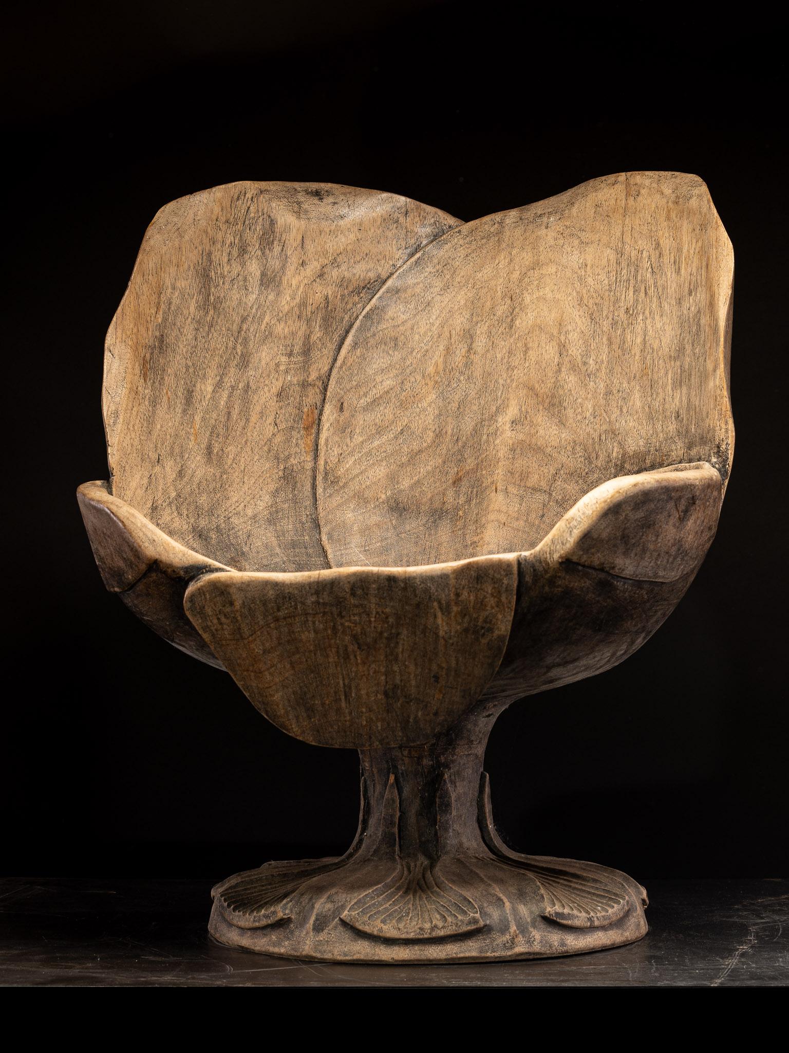 Ensemble de 4 chaises en bois sculptées à partir d'une seule pièce, utilisée à l'intérieur ou à l'extérieur en vente 5