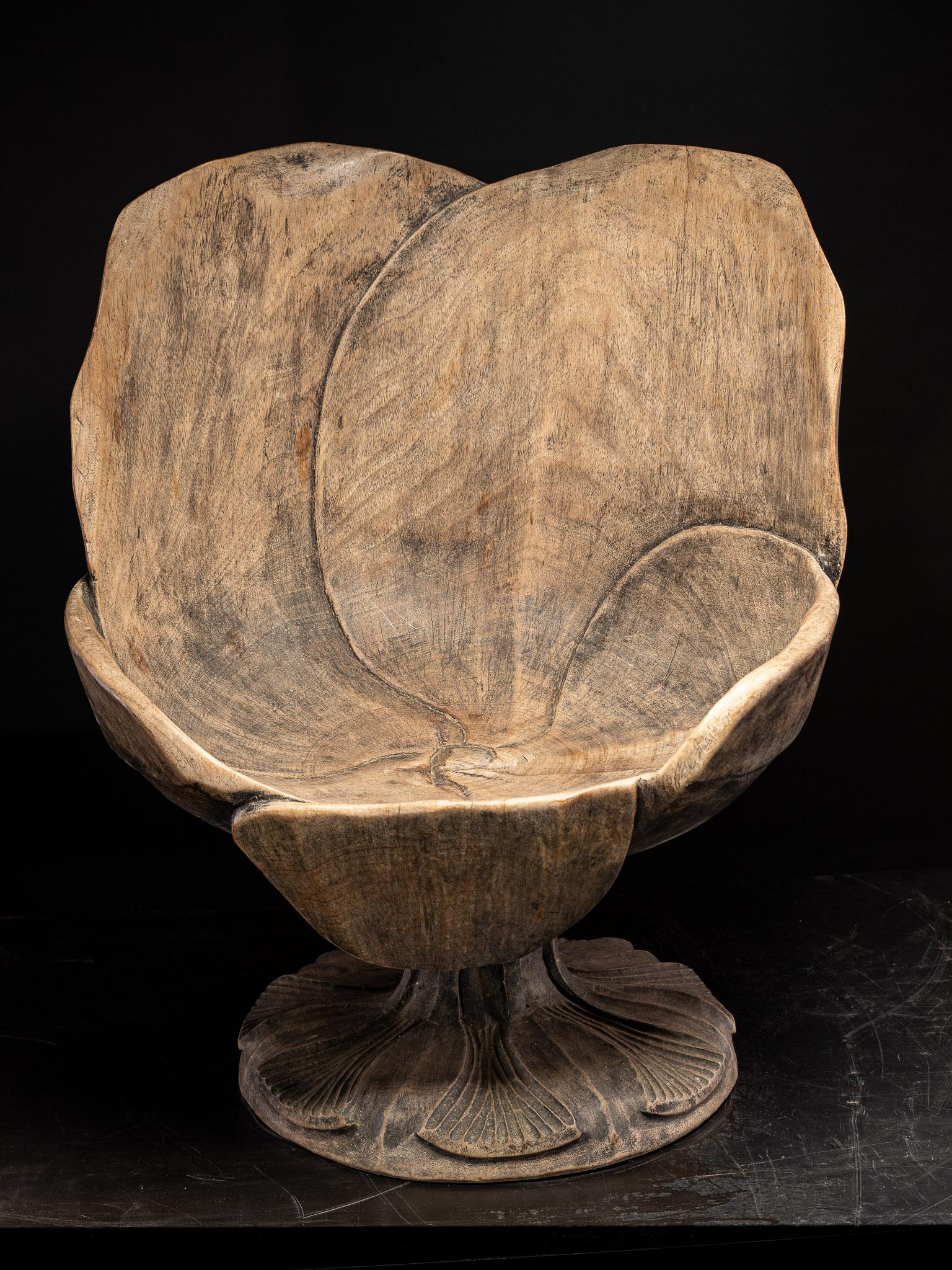 Ensemble de 4 chaises en bois sculptées à partir d'une seule pièce, utilisée à l'intérieur ou à l'extérieur en vente 6