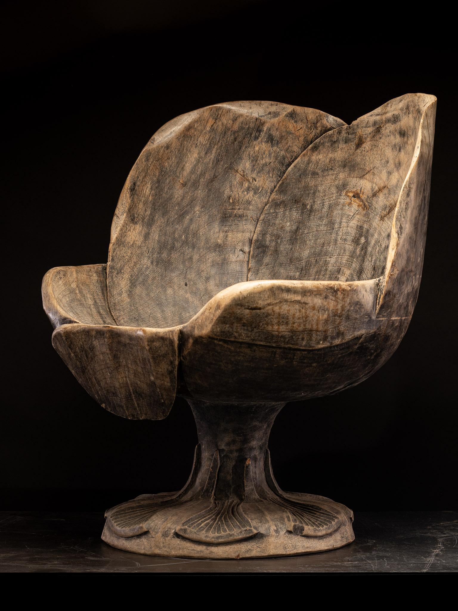 Français Ensemble de 4 chaises en bois sculptées à partir d'une seule pièce, utilisée à l'intérieur ou à l'extérieur en vente