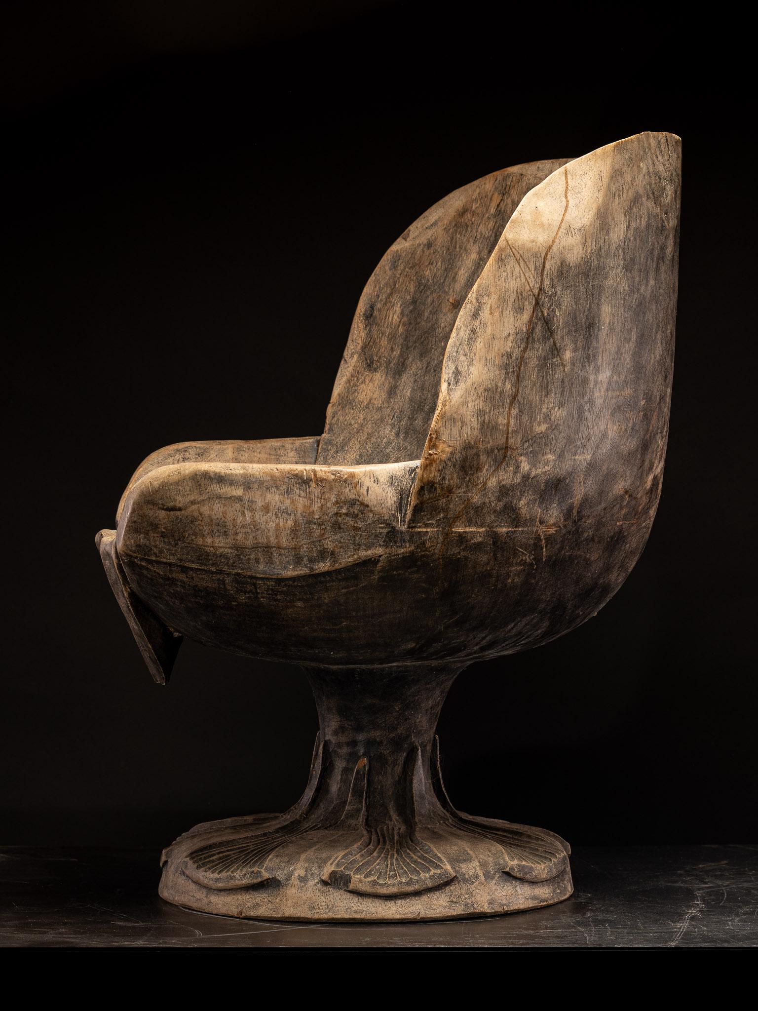 Sculpté à la main Ensemble de 4 chaises en bois sculptées à partir d'une seule pièce, utilisée à l'intérieur ou à l'extérieur en vente