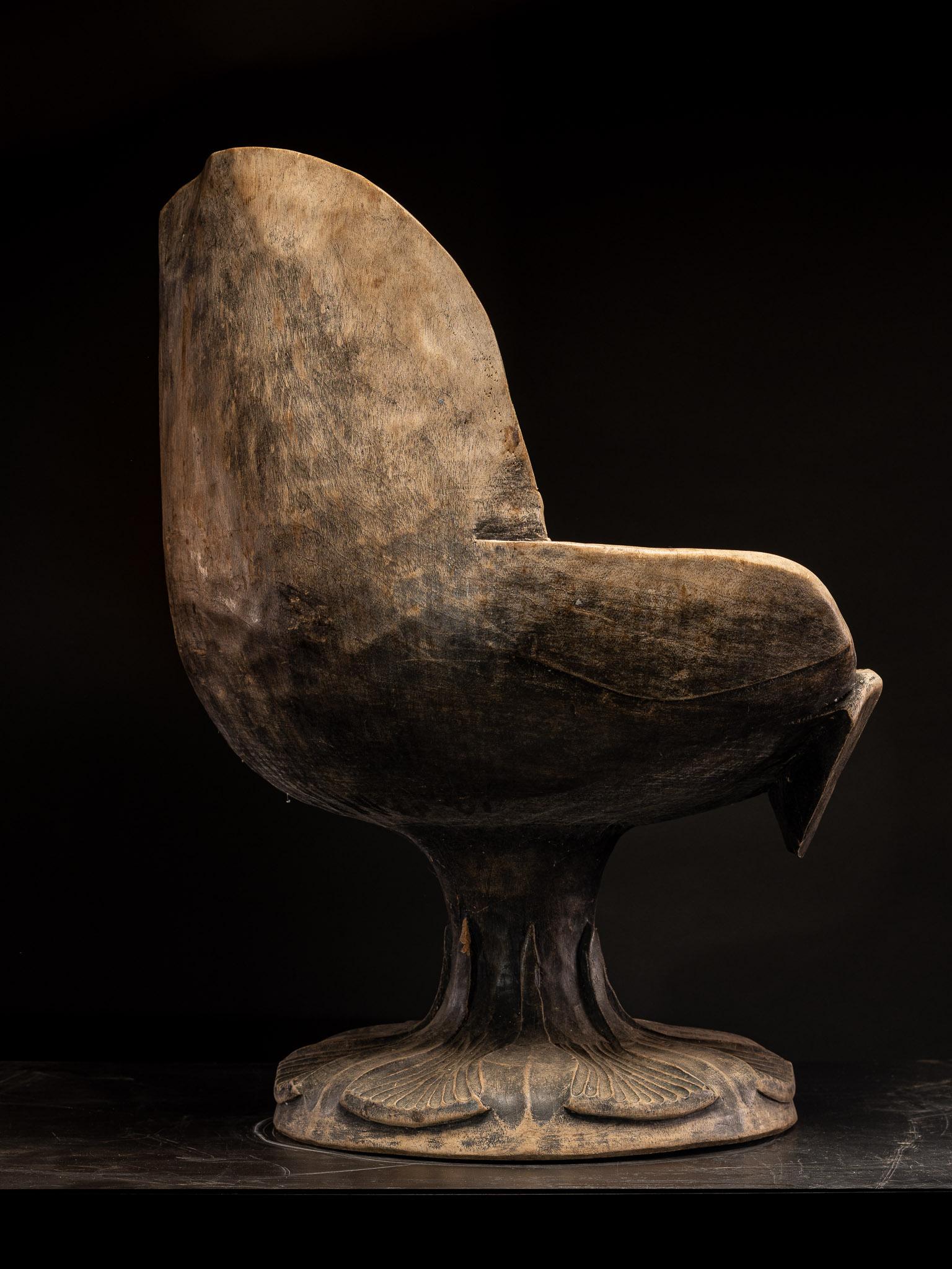 Ensemble de 4 chaises en bois sculptées à partir d'une seule pièce, utilisée à l'intérieur ou à l'extérieur en vente 1