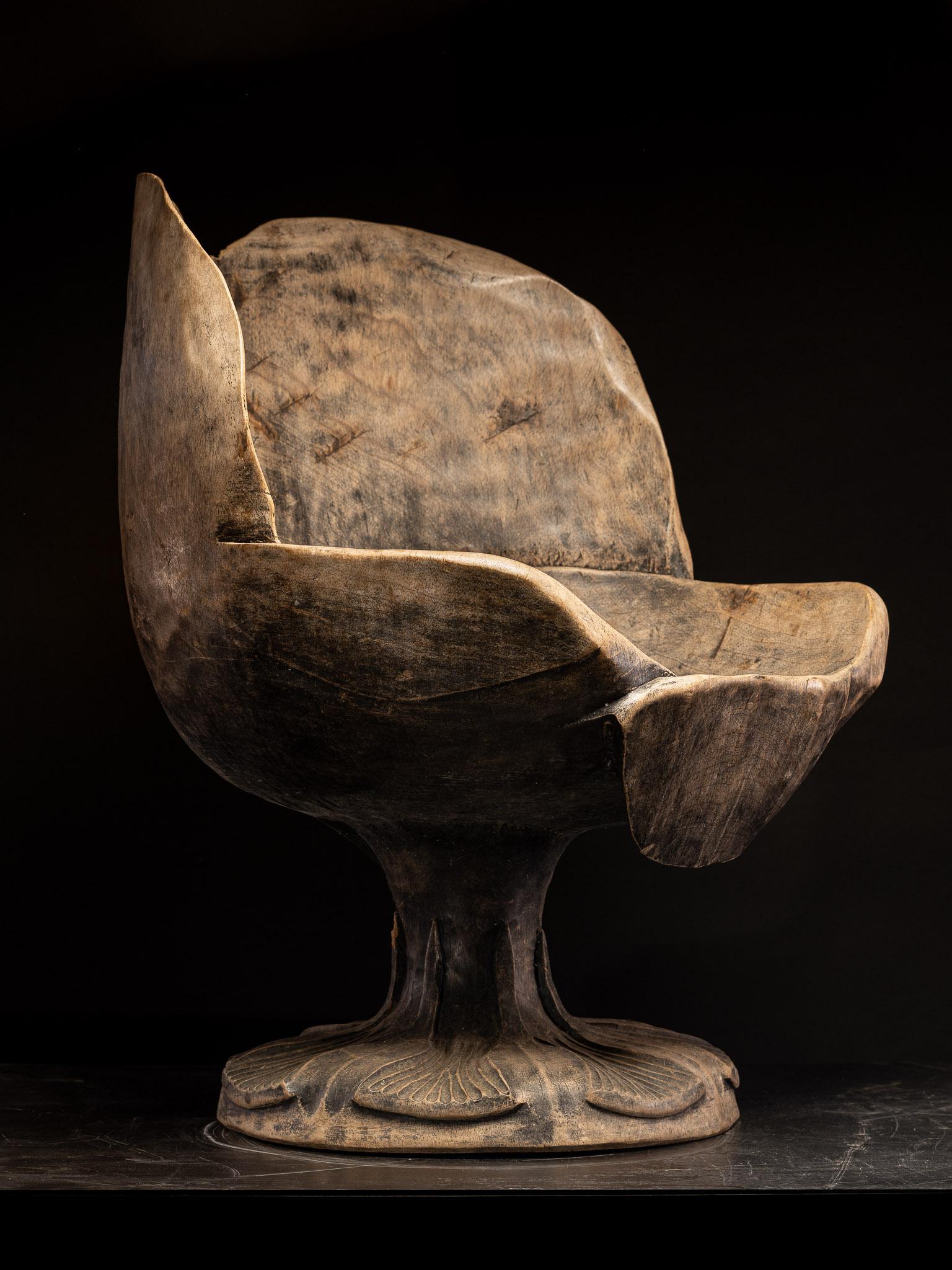 Ensemble de 4 chaises en bois sculptées à partir d'une seule pièce, utilisée à l'intérieur ou à l'extérieur en vente 2