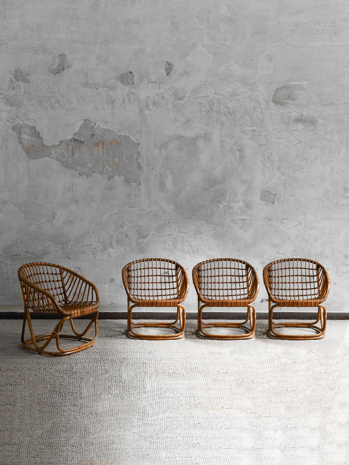 Ensemble de 4 fauteuils en bambou tissé dans le style de Tito Agnoli, 1970
Détails du produit
Dimensions : 66 L x 75 H x 65,5 P cm
Les fauteuils sont également vendus en couple (2) sur demande. 