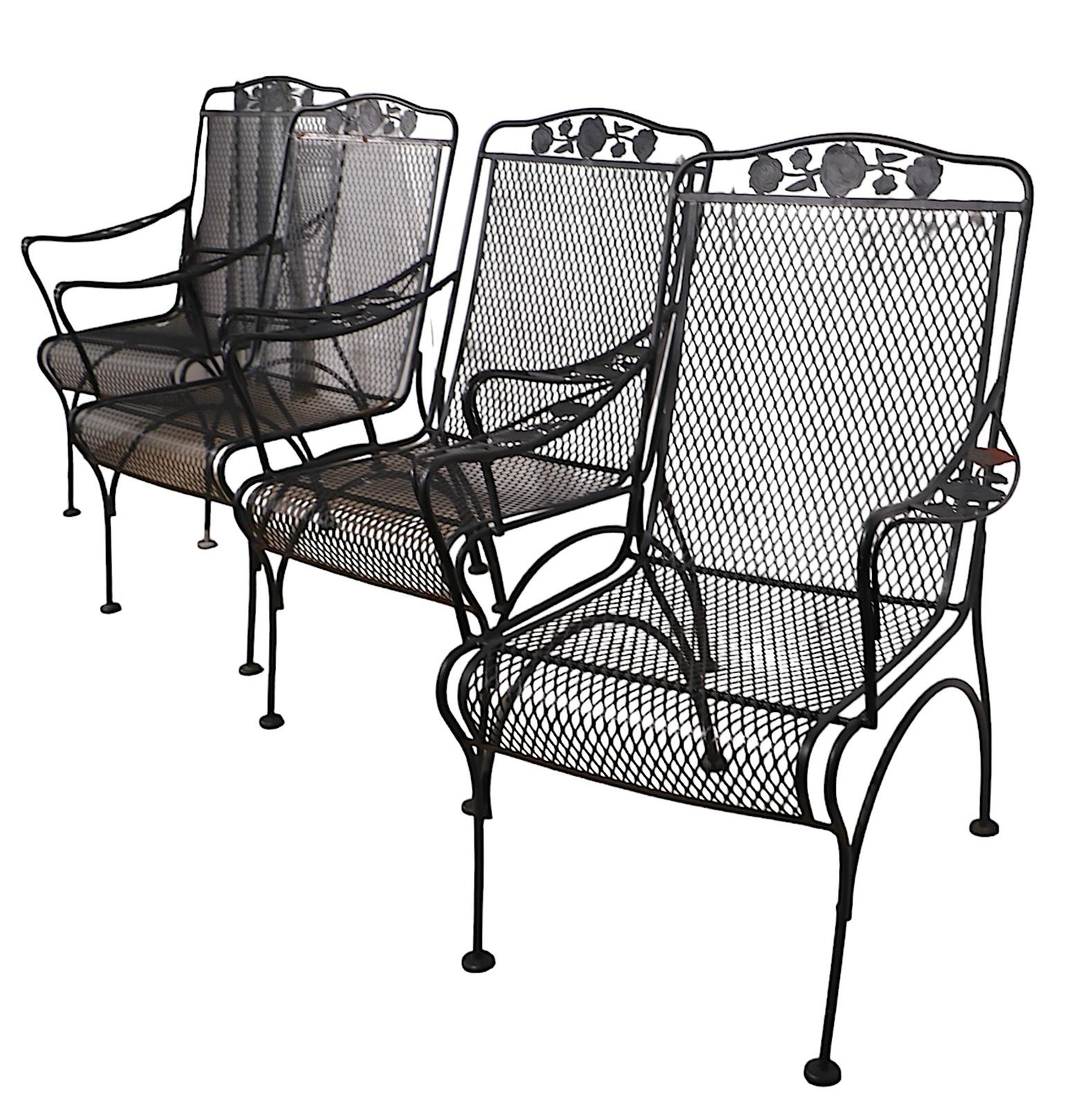 Bel ensemble de quatre fauteuils à hauteur de salle à manger assortis de Meadowcraft faisant partie de la série classique Briarwood. 
Les chaises sont dotées d'un cadre en fer forgé et d'une garniture florale décorative,  avec des sièges et des