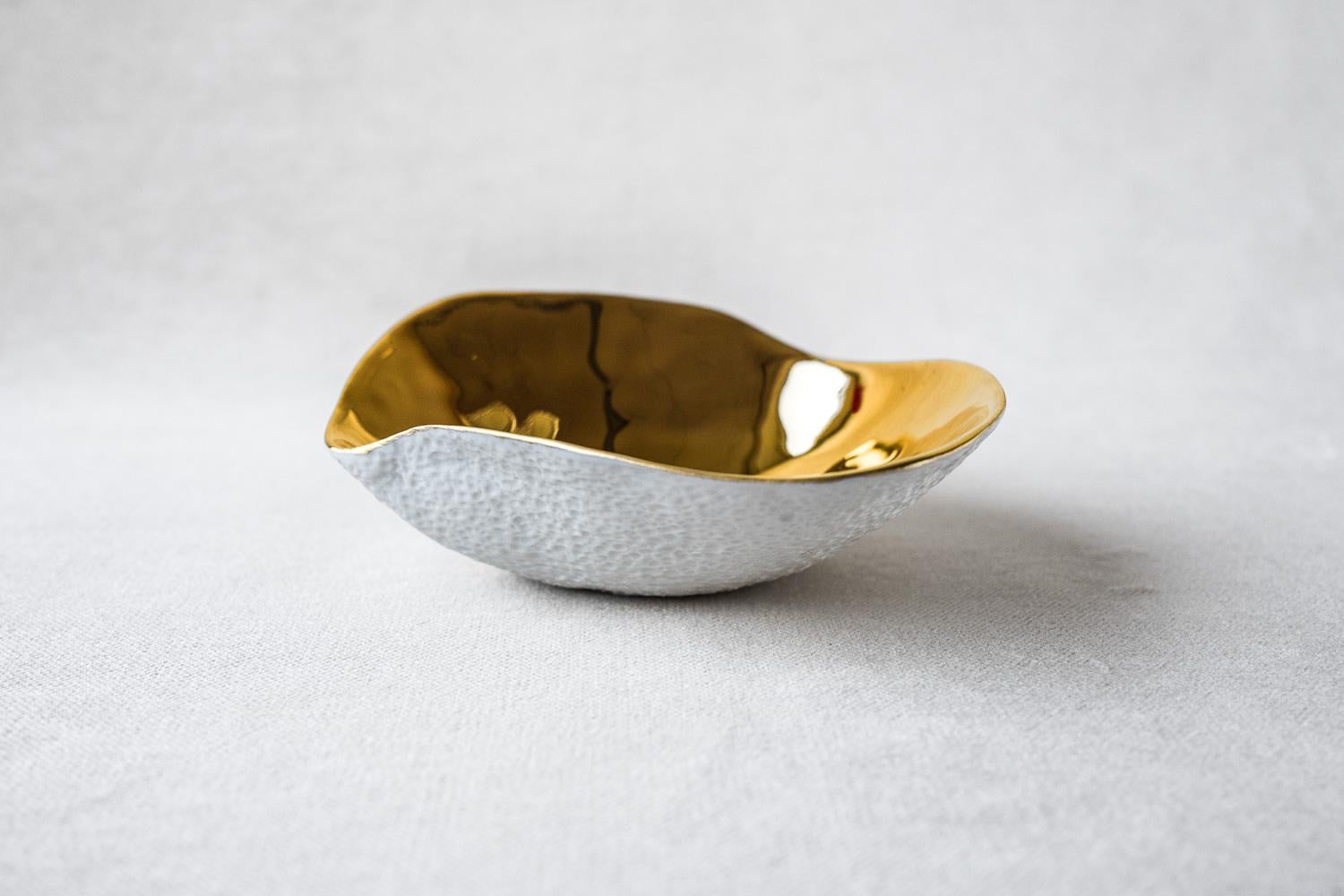 • set of 4 small porcelain side dishes
• 10,5cm x 11cm x 4,7cm each
• more like a piece of jewellery for your home
• perfect for a sexy amuse-bouche, a pre-dessert or side dish
• also works for those precious chocolates
• very luxurious hand