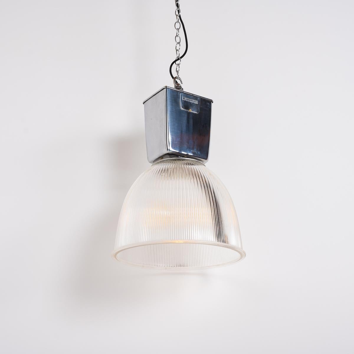 Set di 4 luci industriali prismatiche XL da fabbrica di Holophane In condizioni buone in vendita a Nottingham, GB