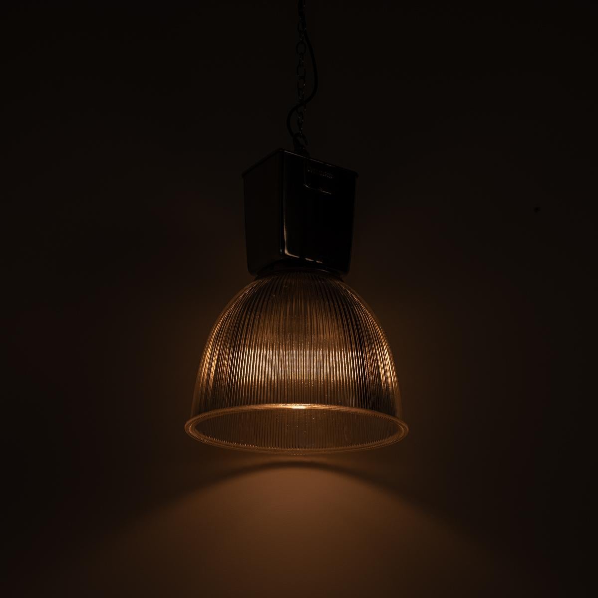 Metà XX secolo Set di 4 luci industriali prismatiche XL da fabbrica di Holophane in vendita