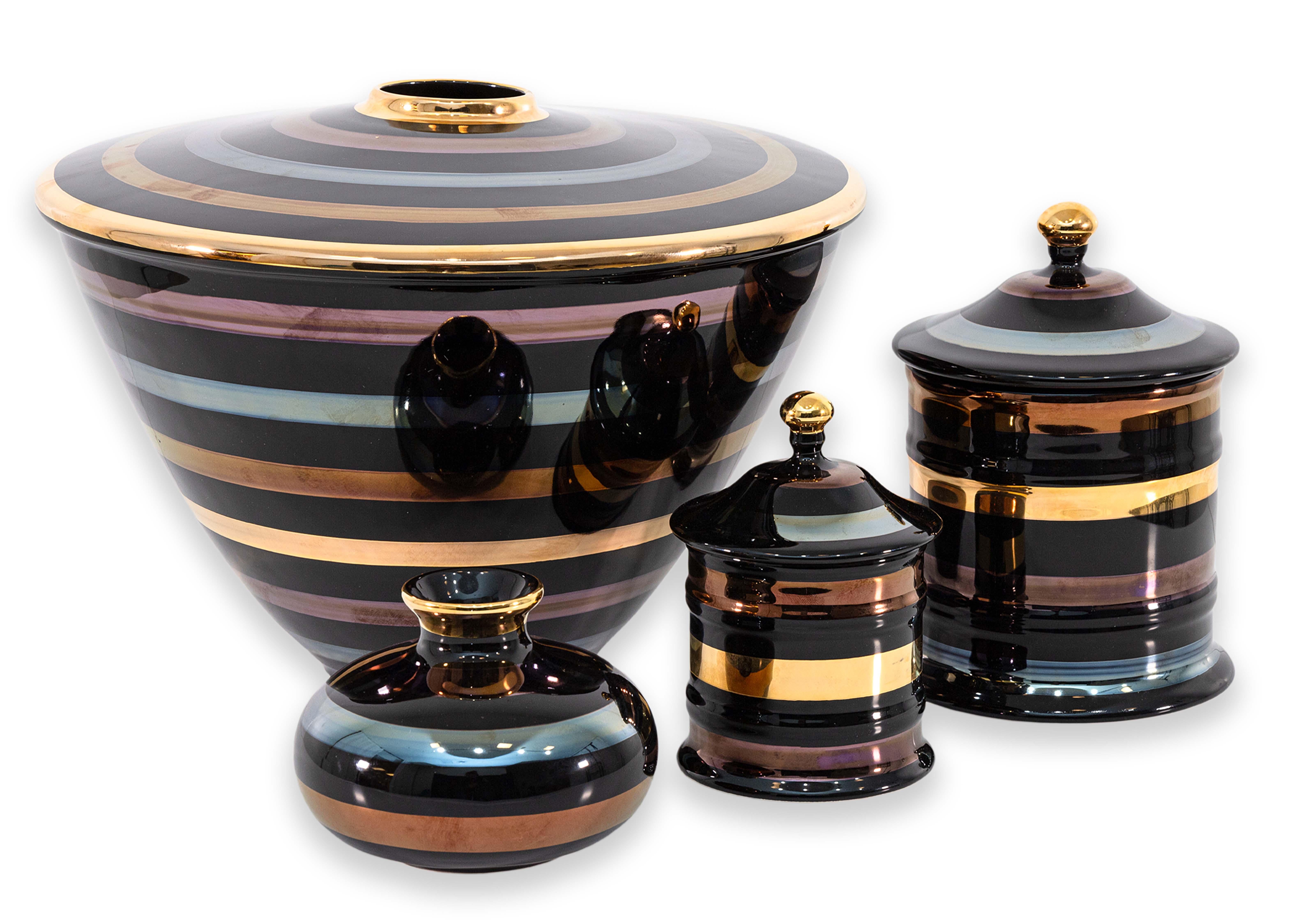 Set di 4 vasi in ceramica Yapacunchi Ceramica a righe nere con accenti dorati in vendita 10