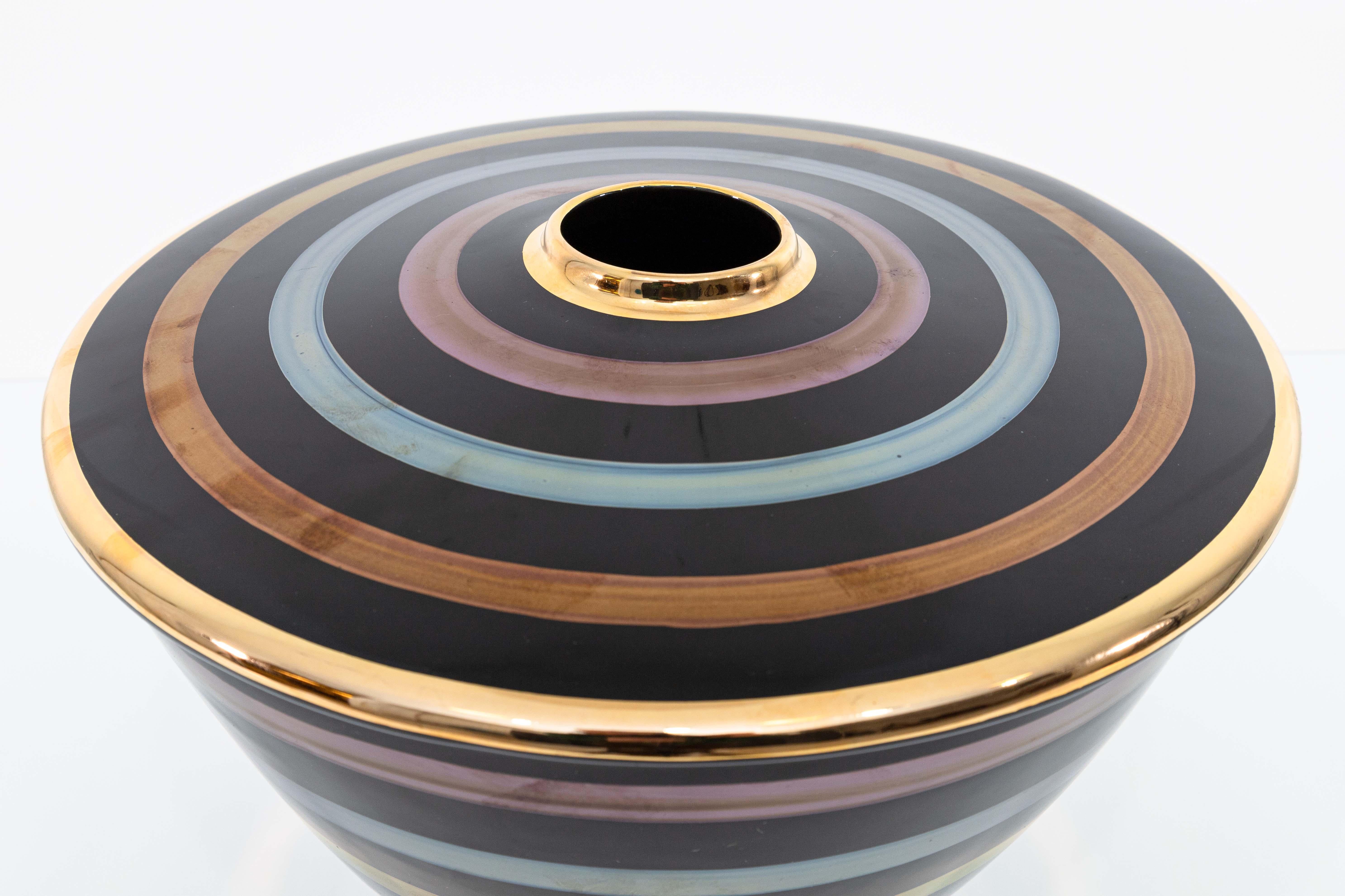 Moderno Set di 4 vasi in ceramica Yapacunchi Ceramica a righe nere con accenti dorati in vendita