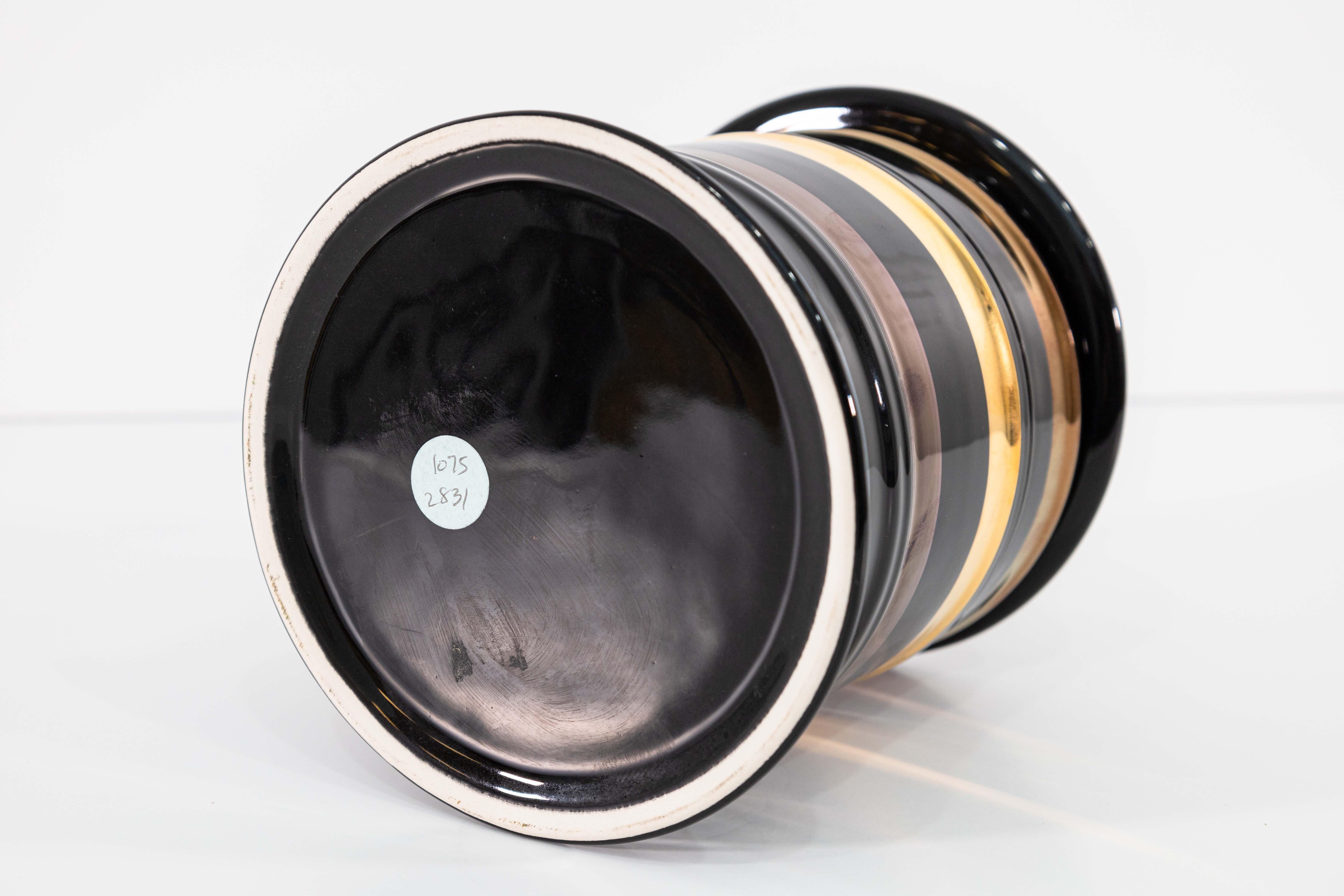 Set di 4 vasi in ceramica Yapacunchi Ceramica a righe nere con accenti dorati in vendita 3