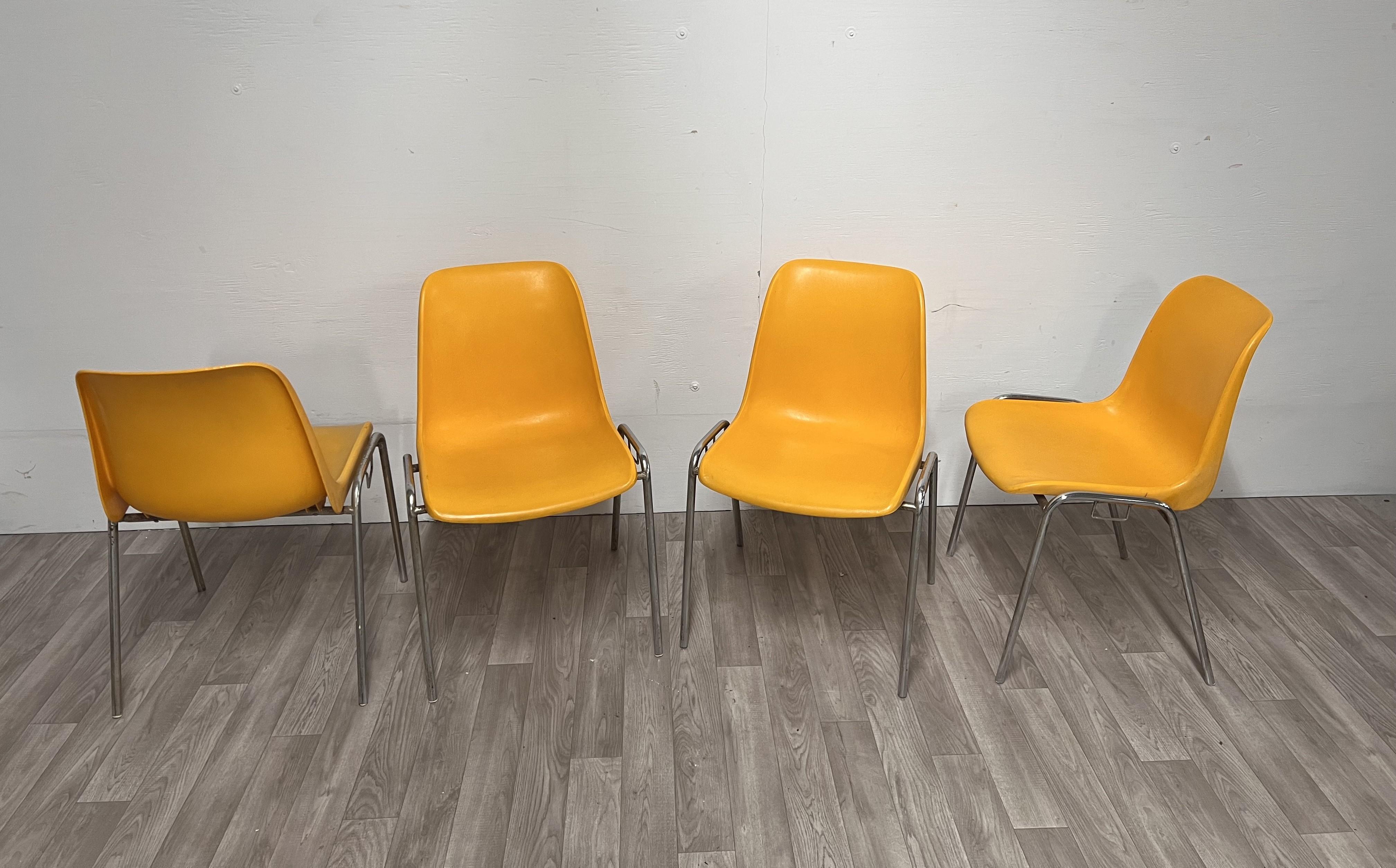 Ensemble de 4 chaises empilables jaunes Bon état - En vente à Red Lion, PA