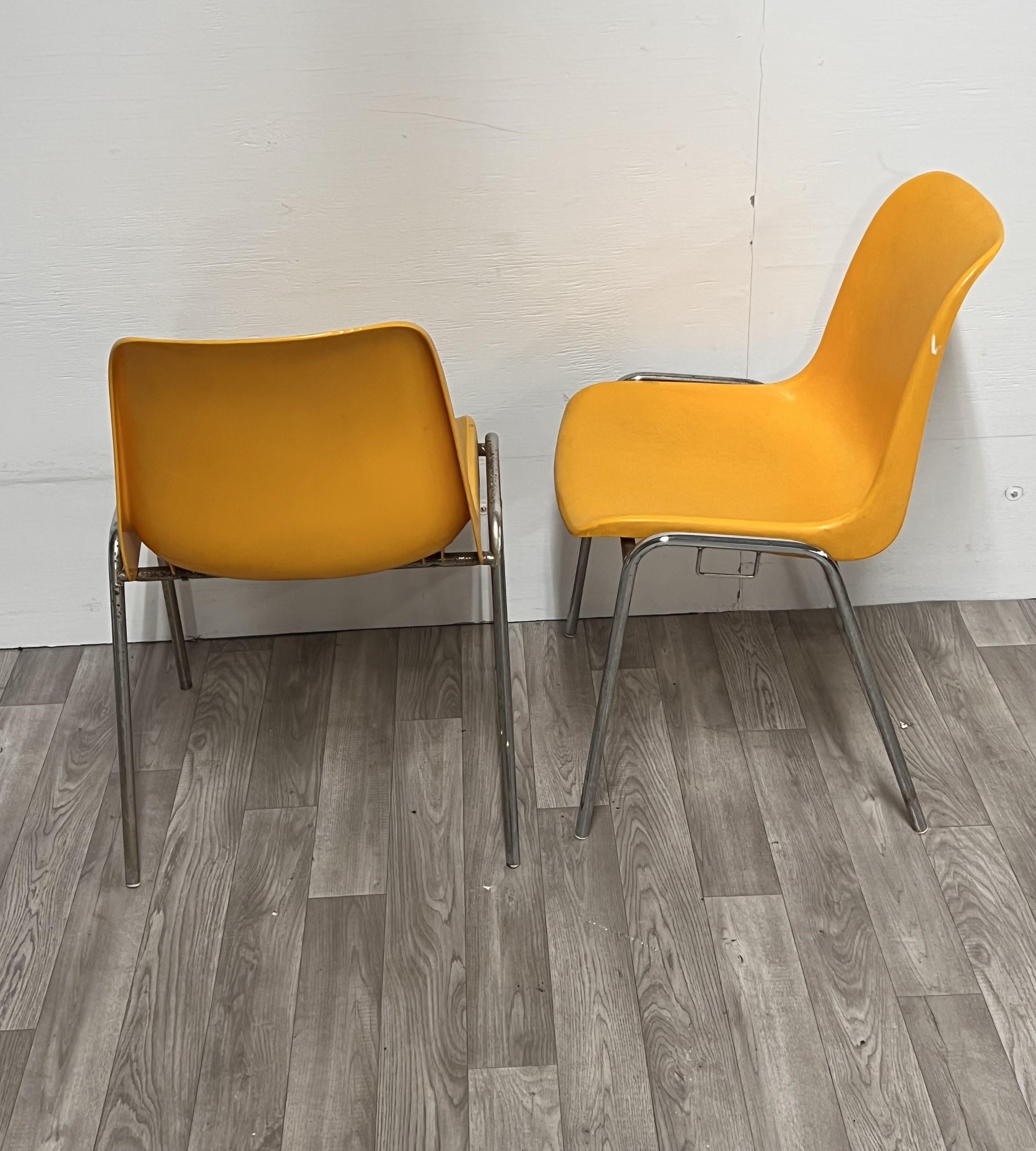 Milieu du XXe siècle Ensemble de 4 chaises empilables jaunes en vente