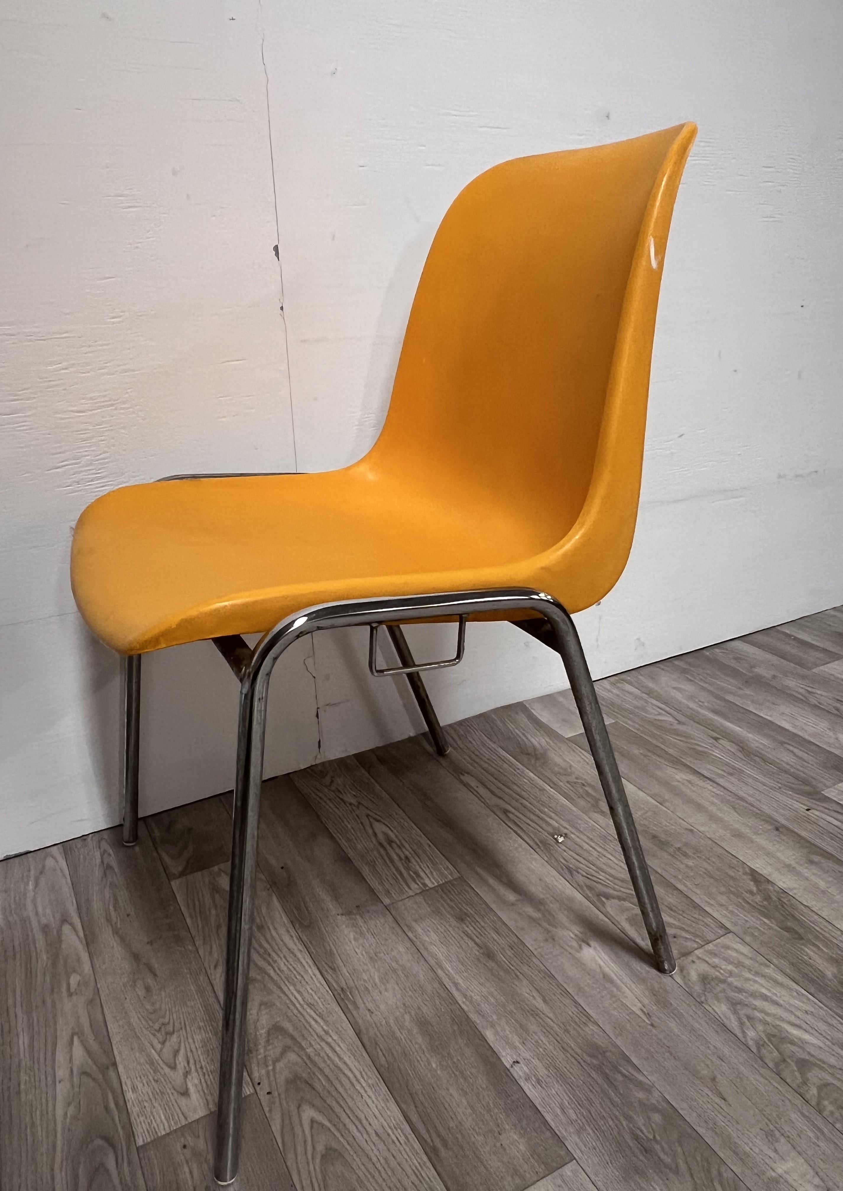Métal Ensemble de 4 chaises empilables jaunes en vente