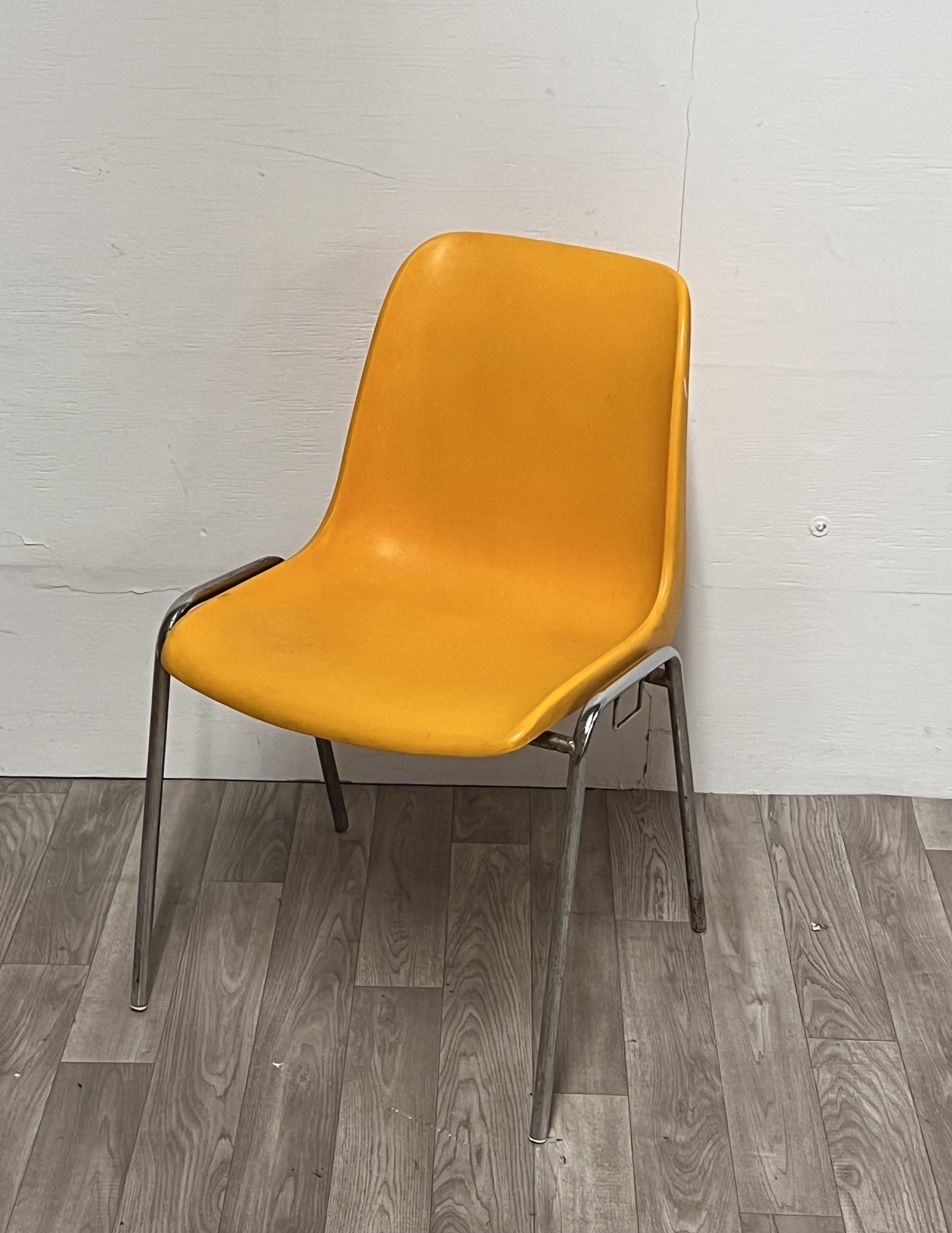 Ensemble de 4 chaises empilables jaunes en vente 1