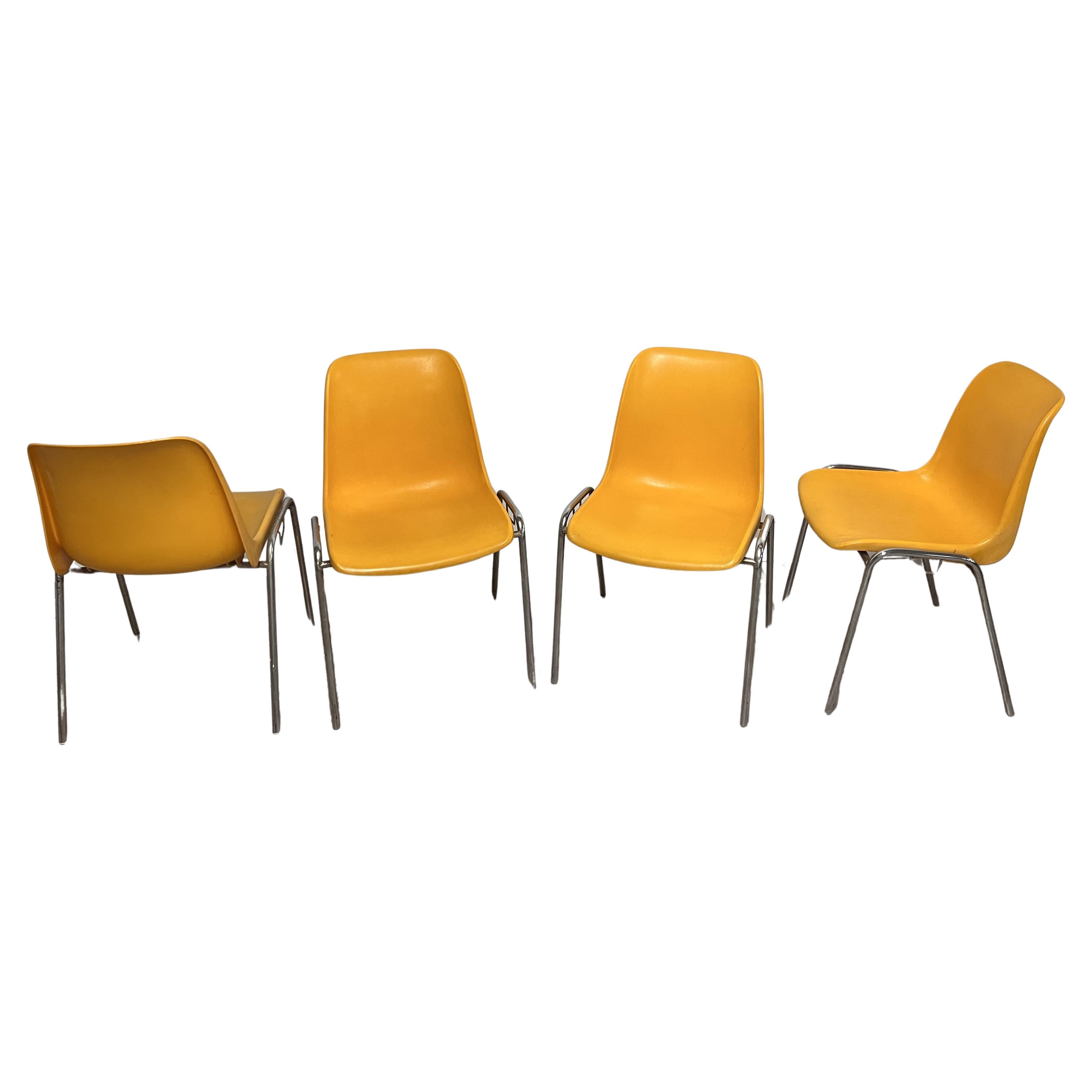 Ensemble de 4 chaises empilables jaunes en vente