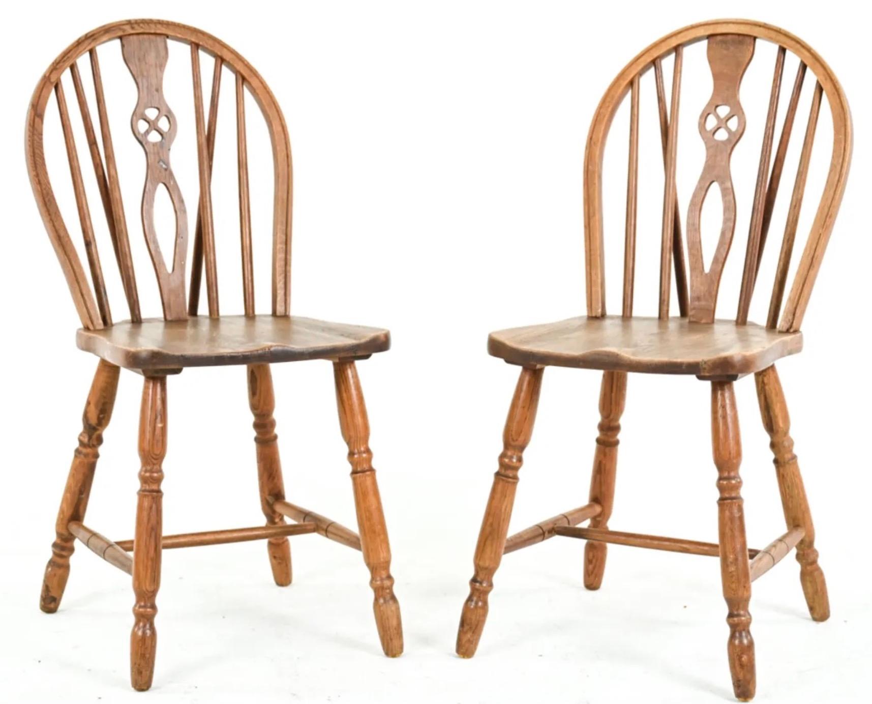 Magnifique ensemble de chaises de salle à manger à dossier bas de style Windsor, sculpté à la main, en bois d'if, avec des dossiers à éclisses percés et des sièges bien figurés, reposant sur des pieds tournés unis par de simples traverses.
Les