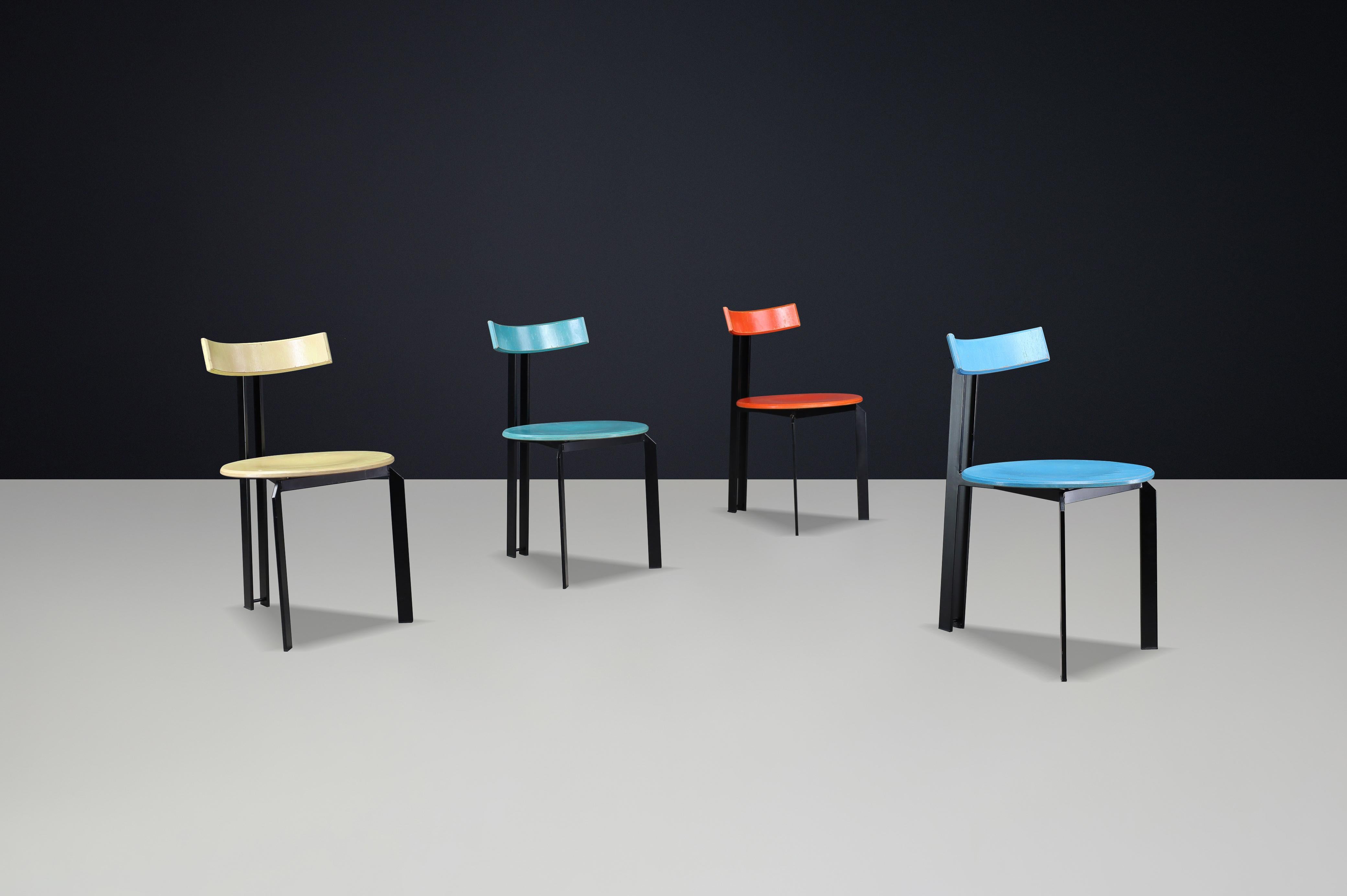 Ensemble de 4 chaises de salle à manger postmodernes 