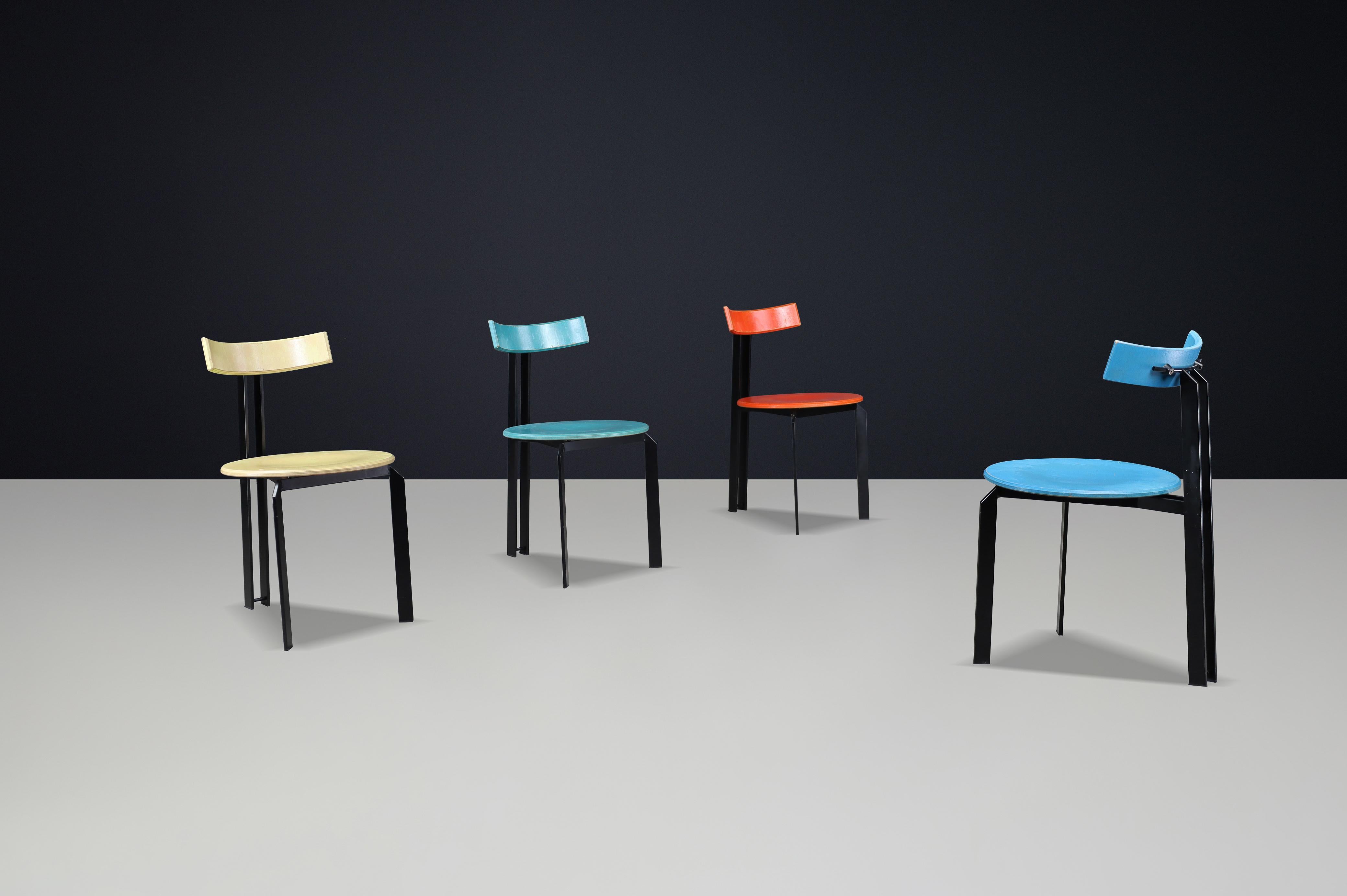 Ensemble de 4 chaises de salle à manger postmodernes 