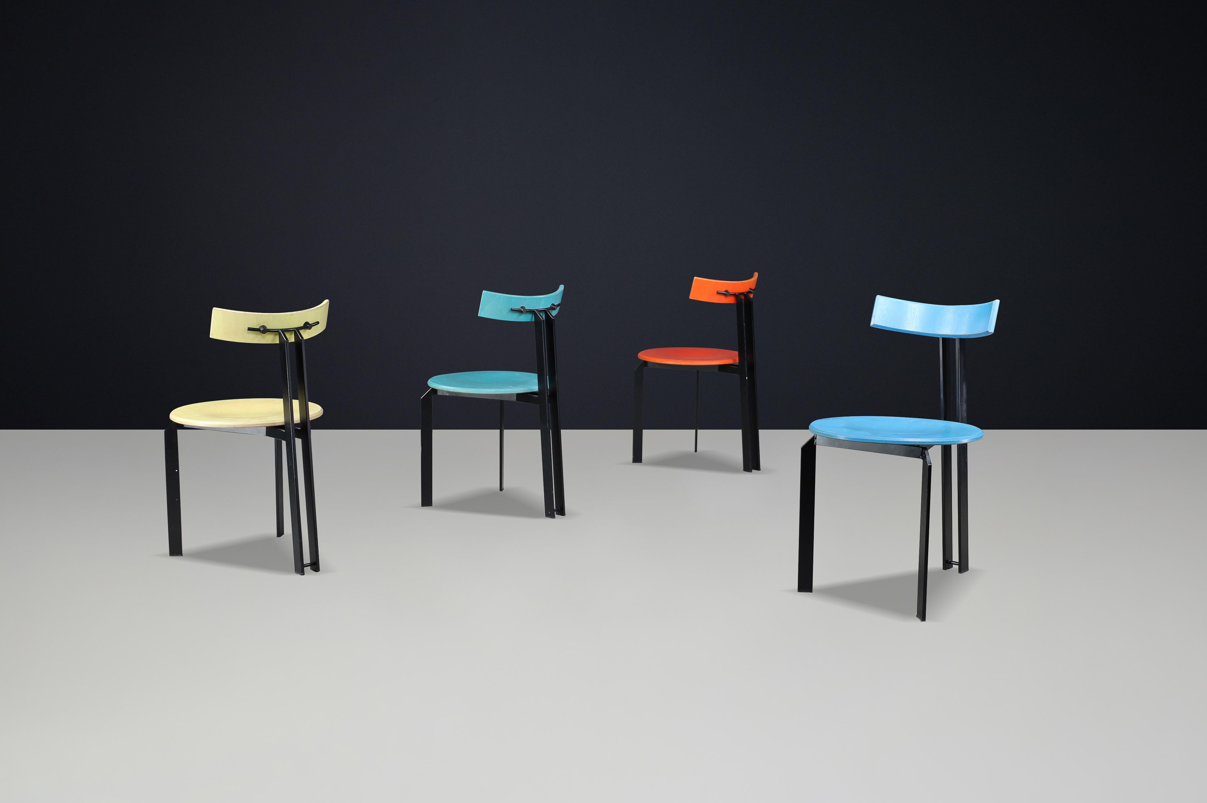 Postmoderne Ensemble de 4 chaises de salle à manger postmodernes 