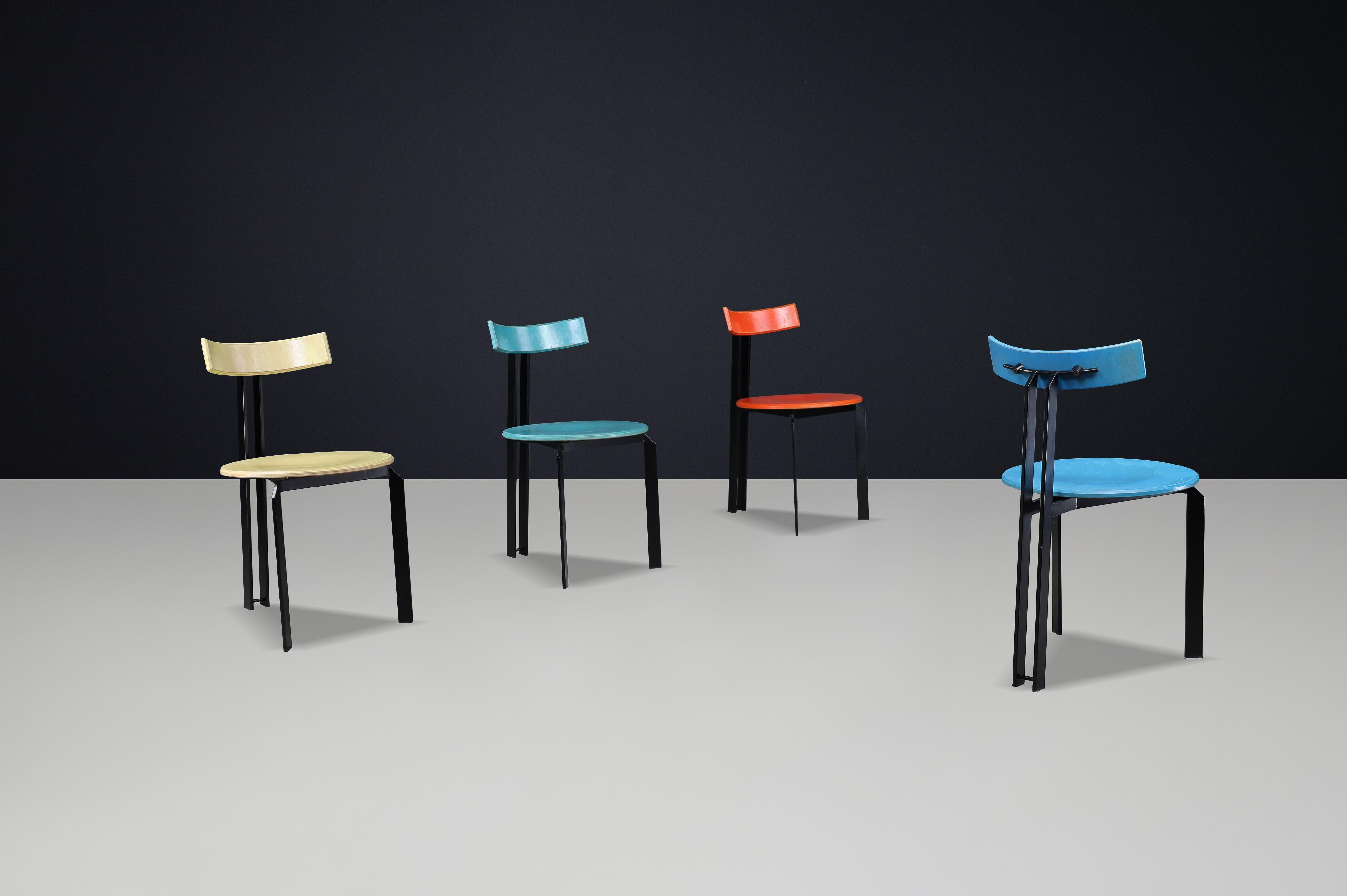 Ensemble de 4 chaises de salle à manger postmodernes 