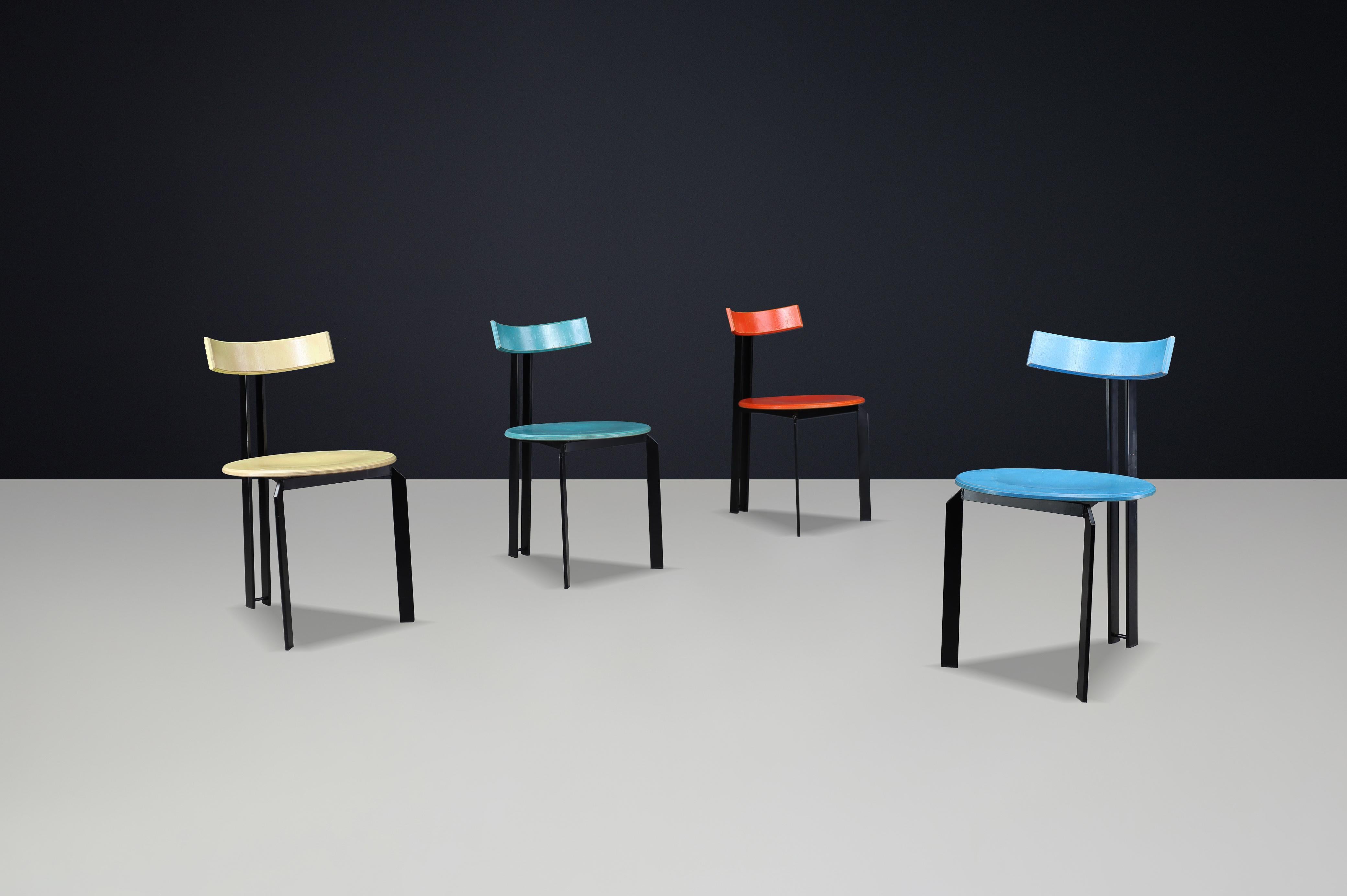 Ensemble de 4 chaises de salle à manger postmodernes 