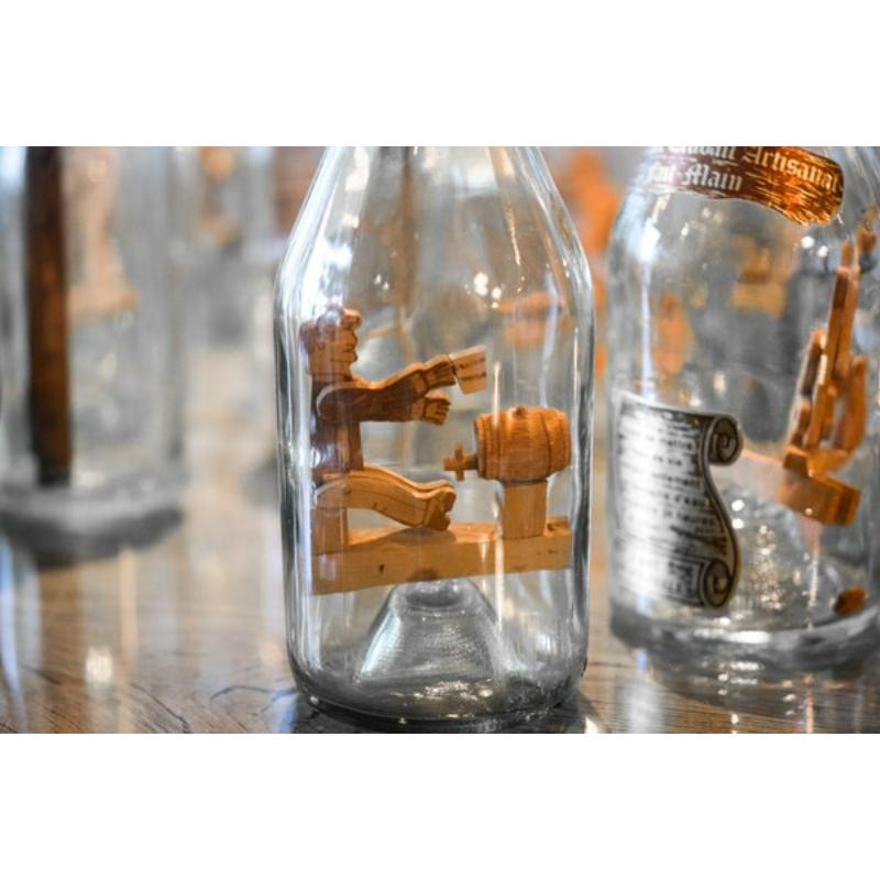 Set de 40 botellas de arte popular saboyano

Diseño Vintage
Conjunto de cuarenta botellas de cristal, arte popular saboyano con decoración de madera en el interior.

Más información:
Materiales: Vidrio, Madera
Color: Transparente
Periodo de diseño: