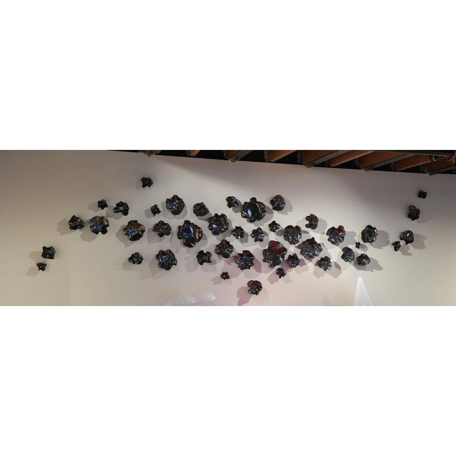 Satz von 45 metallischen Wandskulpturen aus rustikalem Porzellan von Natalya Sevastyanova
Abmessungen: L 305 x H 76 cm.
MATERIALIEN: Porzellan.

Sitz in den USA, Herstellung und Versand in den USA. Erhältlich in vier verschiedenen Farbvarianten: