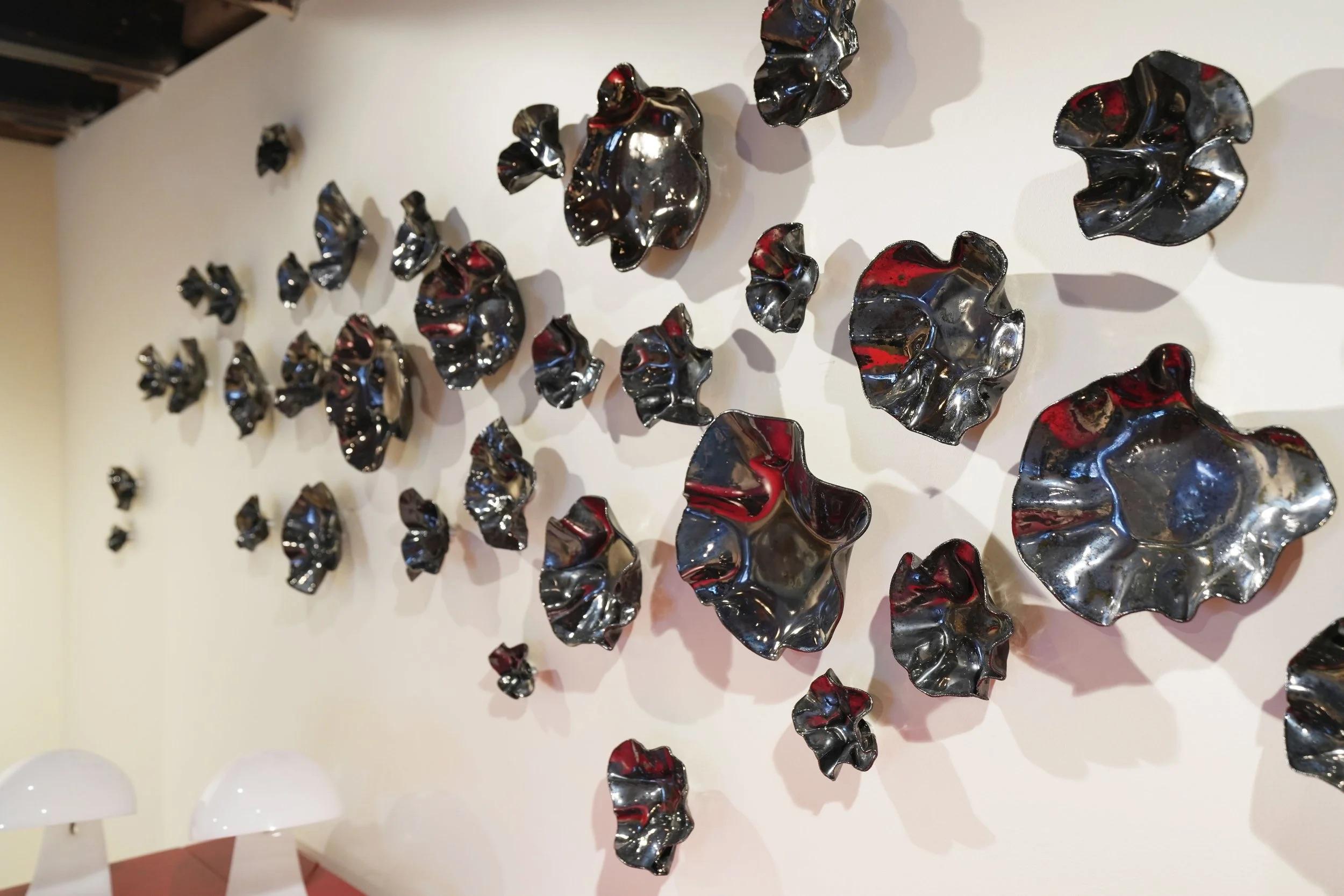 Satz von 45 metallischen Wandskulpturen aus rustikalem Porzellan von Natalya Sevastyanova (Moderne) im Angebot