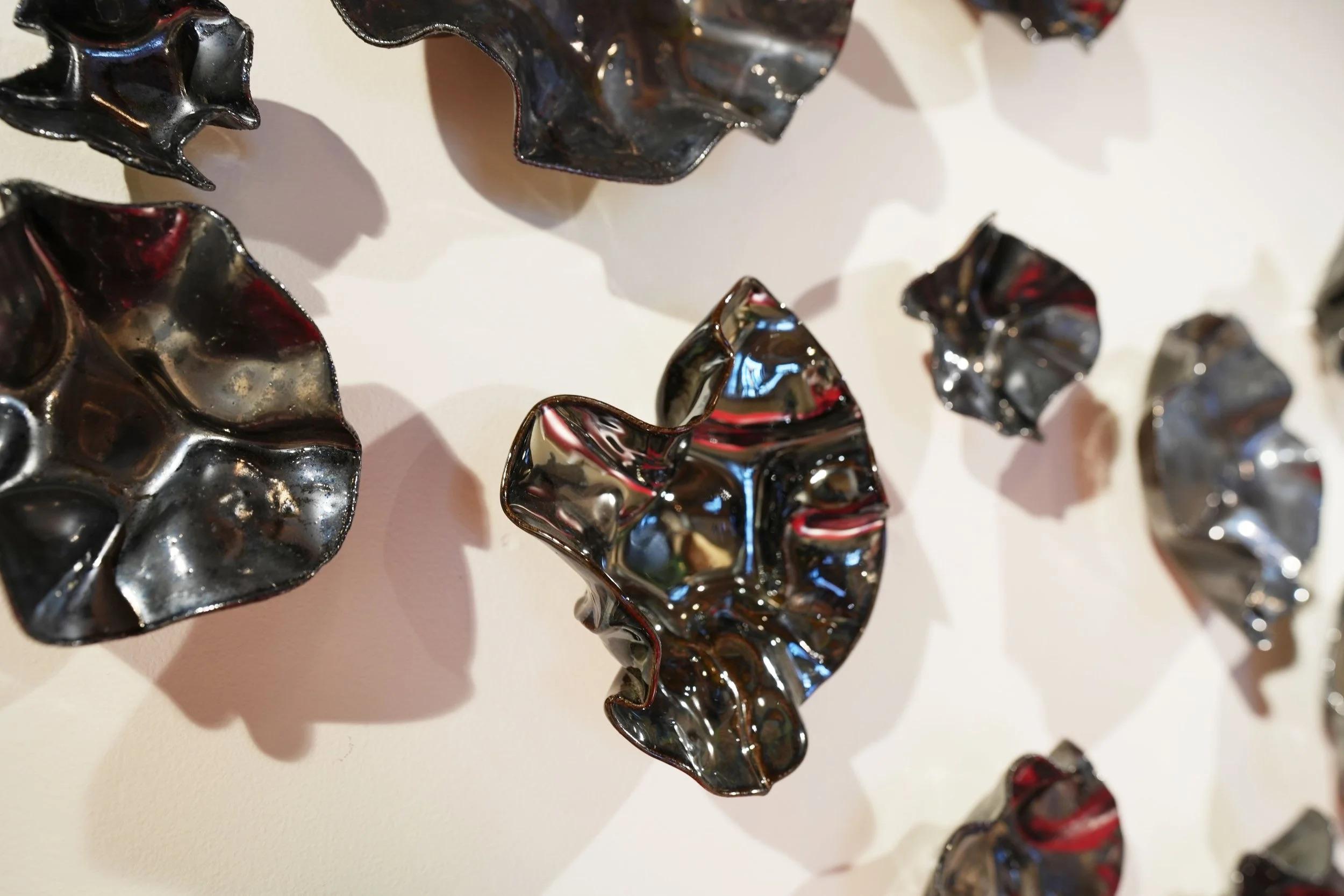 Satz von 45 metallischen Wandskulpturen aus rustikalem Porzellan von Natalya Sevastyanova (amerikanisch) im Angebot