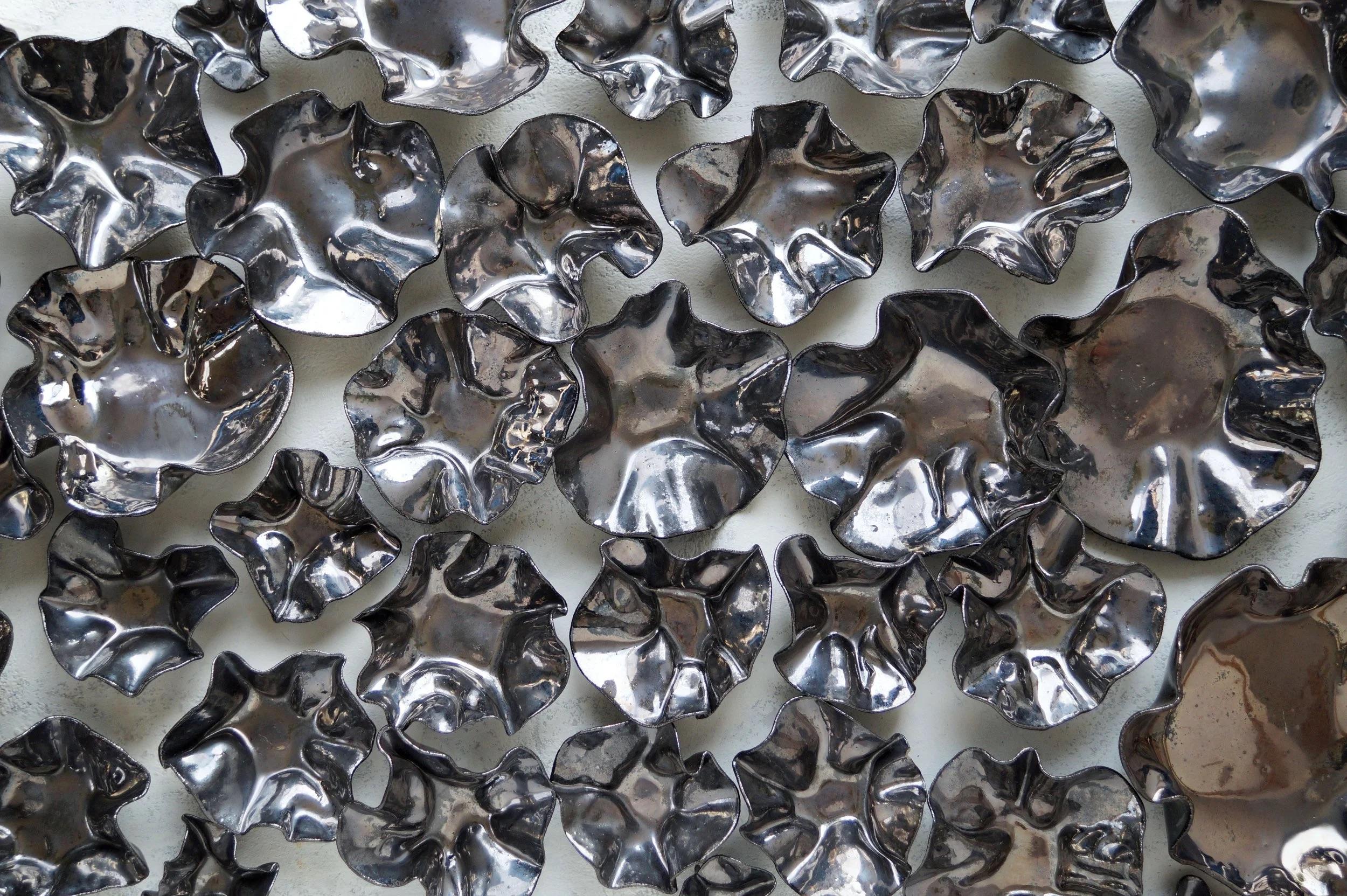 Satz von 45 metallischen Wandskulpturen aus rustikalem Porzellan von Natalya Sevastyanova (Sonstiges) im Angebot