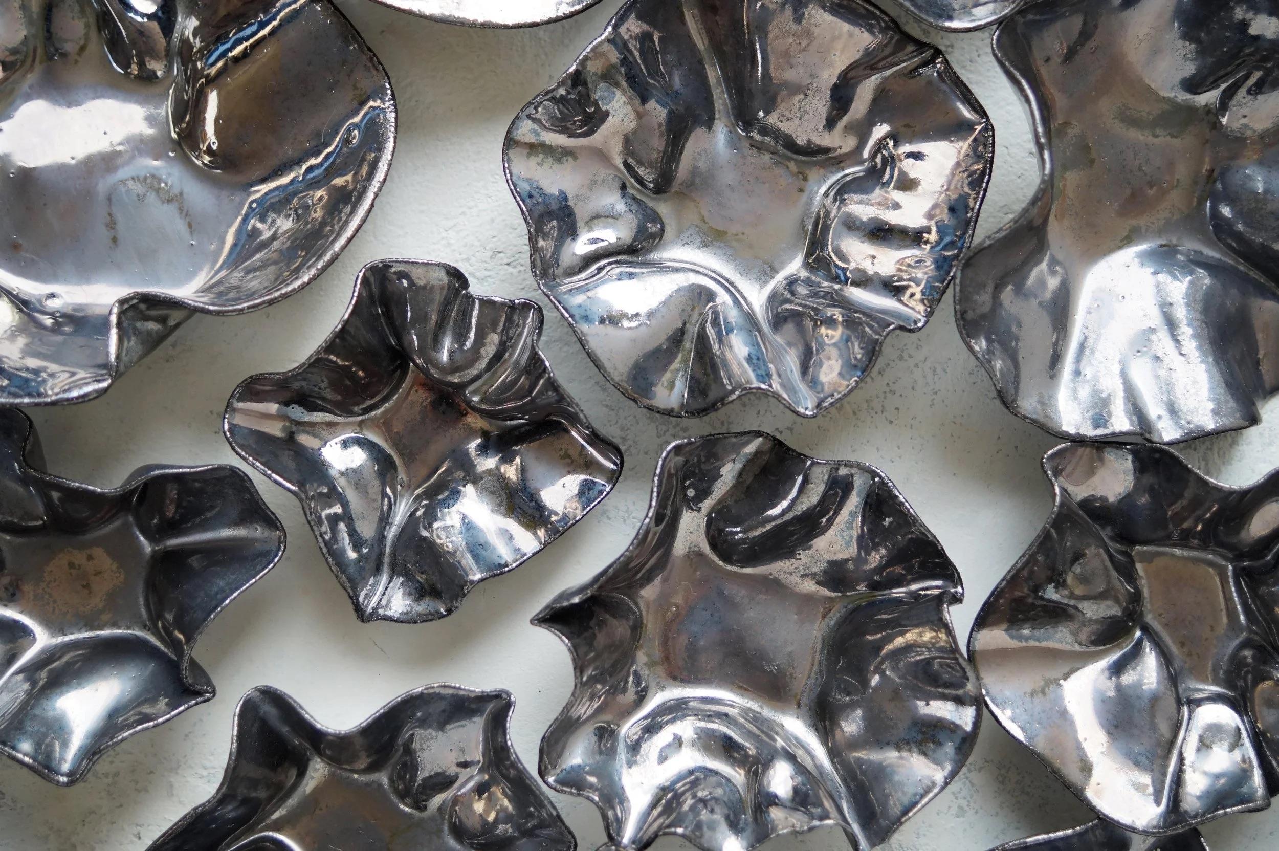 Satz von 45 metallischen Wandskulpturen aus rustikalem Porzellan von Natalya Sevastyanova im Zustand „Neu“ im Angebot in Geneve, CH