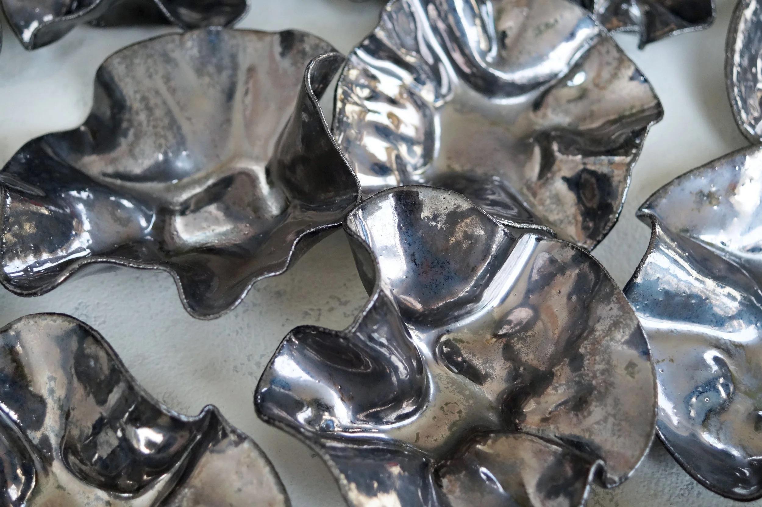 Satz von 45 metallischen Wandskulpturen aus rustikalem Porzellan von Natalya Sevastyanova (21. Jahrhundert und zeitgenössisch) im Angebot