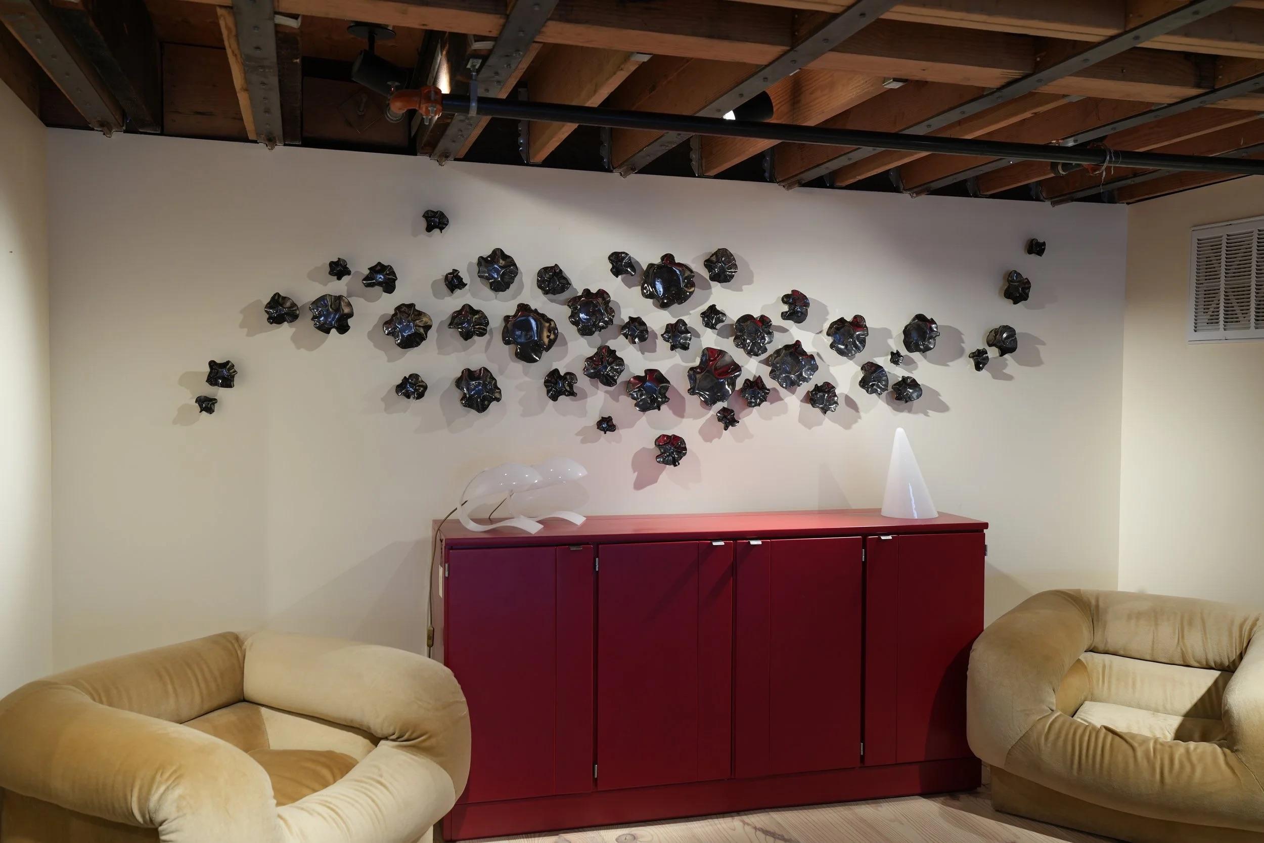 Satz von 45 metallischen Wandskulpturen aus rustikalem Porzellan von Natalya Sevastyanova im Angebot 1