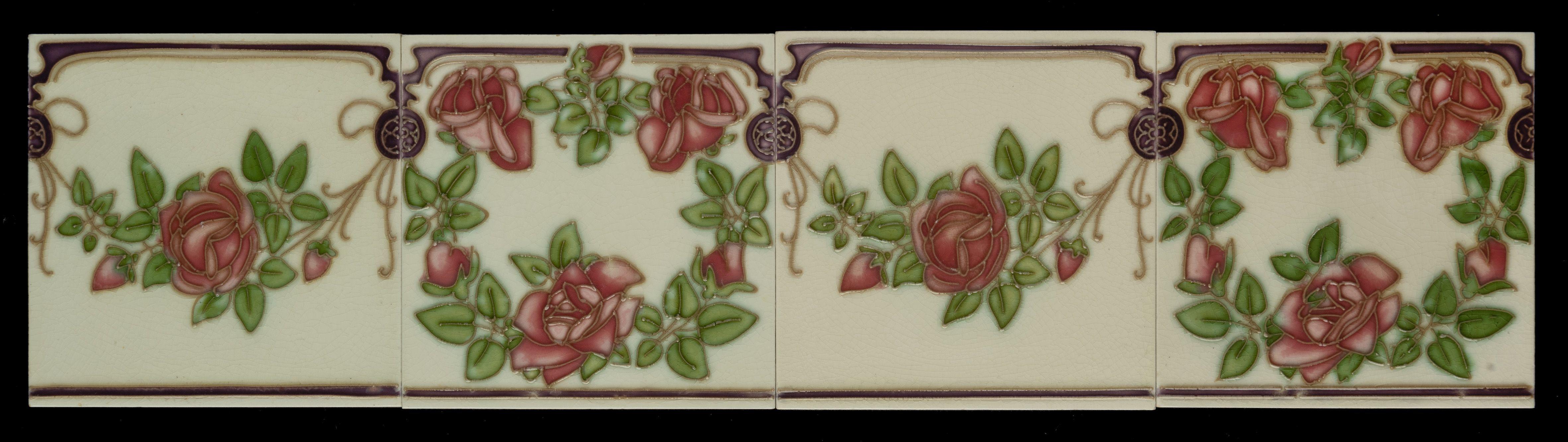 Vernissé Ensemble de 45 carreaux Art Nouveau originaux décorés de roses, C 1905, Belgique en vente