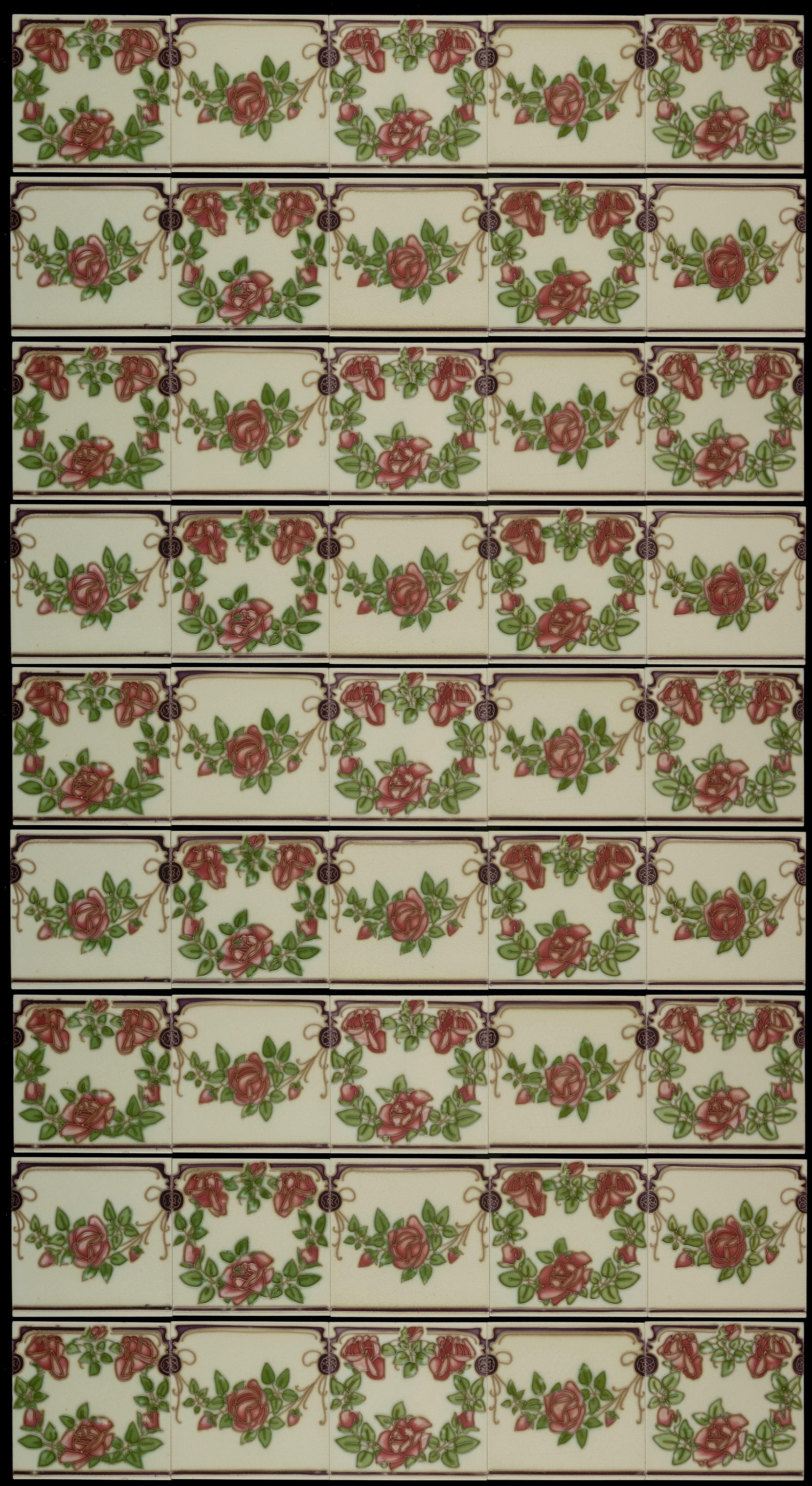 Set von 45 originalen Jugendstilfliesen, dekoriert mit Rosen, um 1905, Belgien (Keramik) im Angebot
