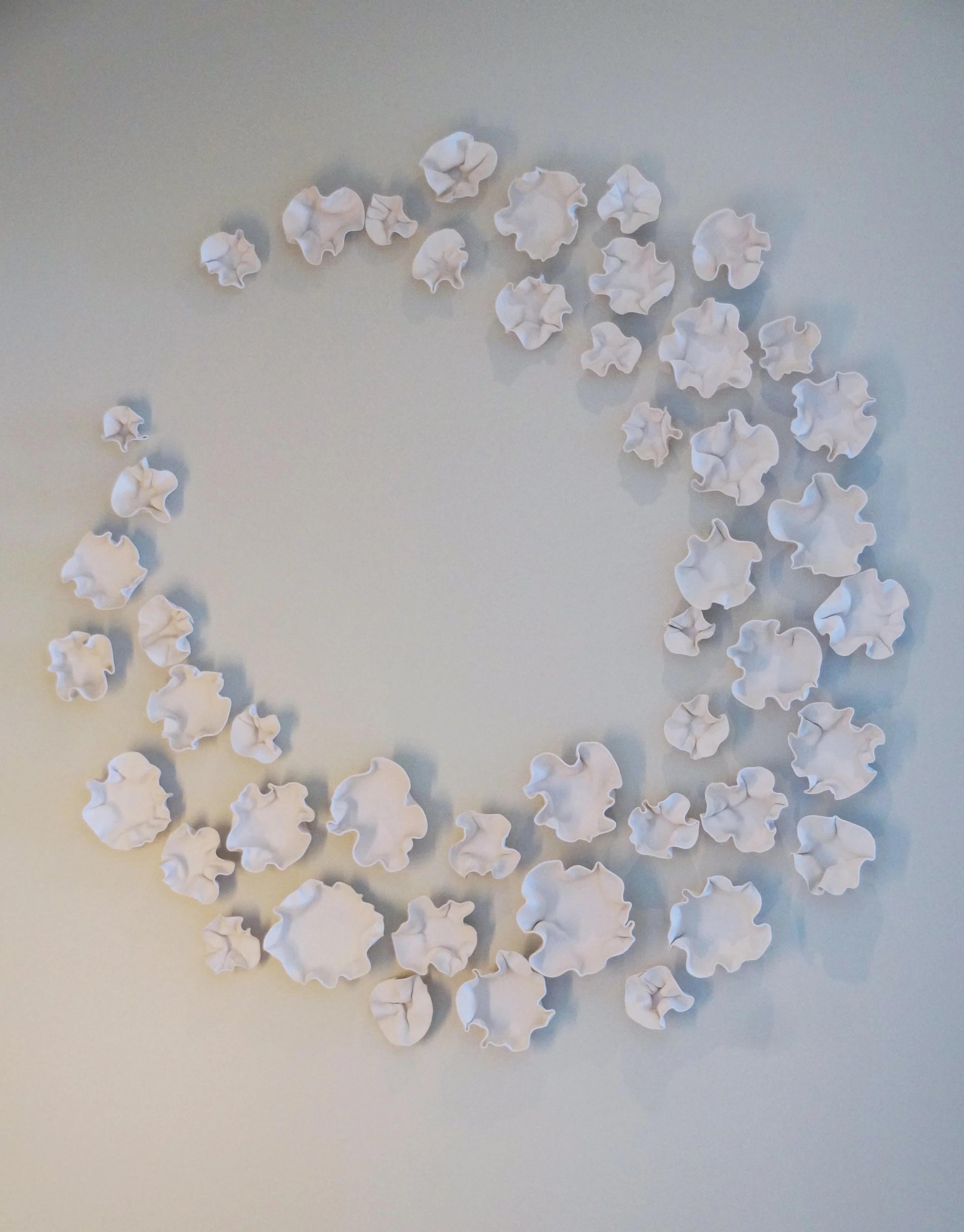 Ensemble de 47 sculptures murales en porcelaine en forme de lune par Natalya Sevastyanova
Dimensions : Ø 127 cm.
Matériaux : Porcelaine.

Basé aux États-Unis, produit et expédié depuis ce pays. Disponible en quatre couleurs différentes : Blanc,