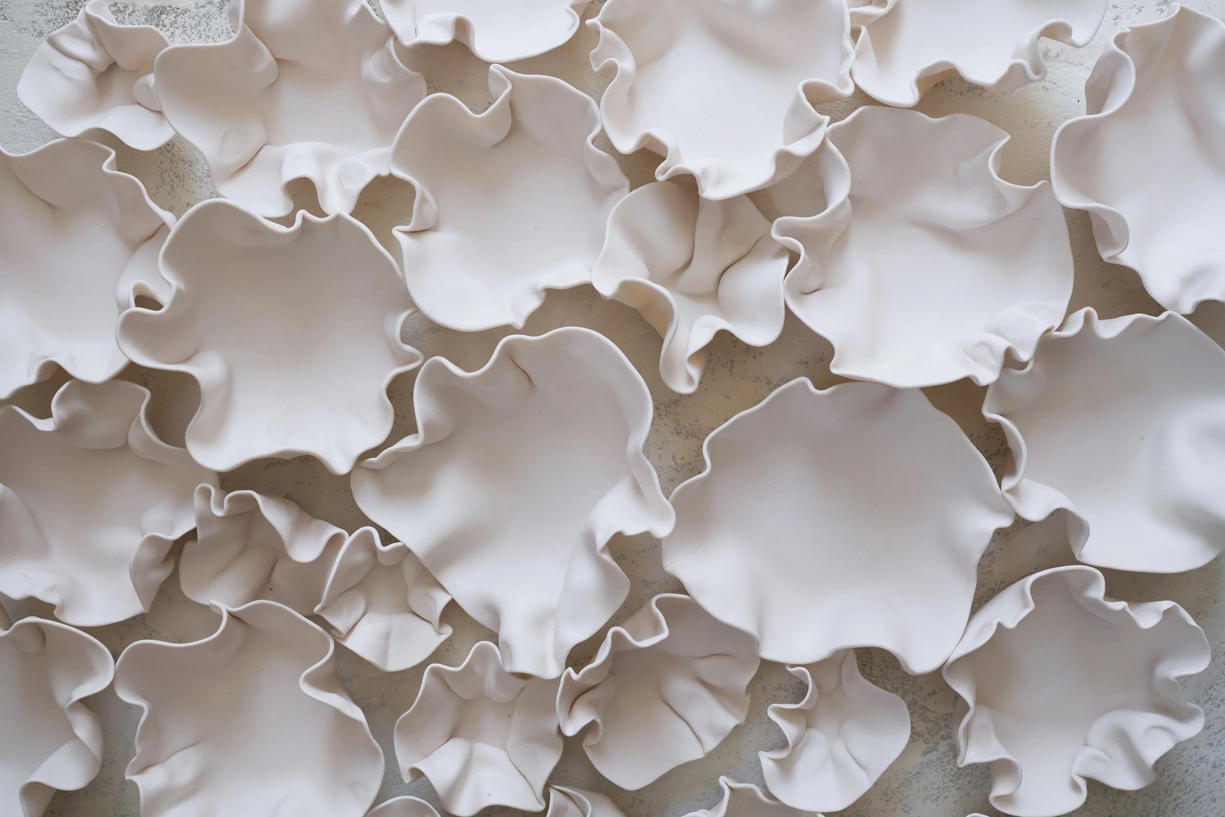 Moderne Ensemble de 47 sculptures murales en porcelaine en forme de lune par Natalya Sevastyanova en vente