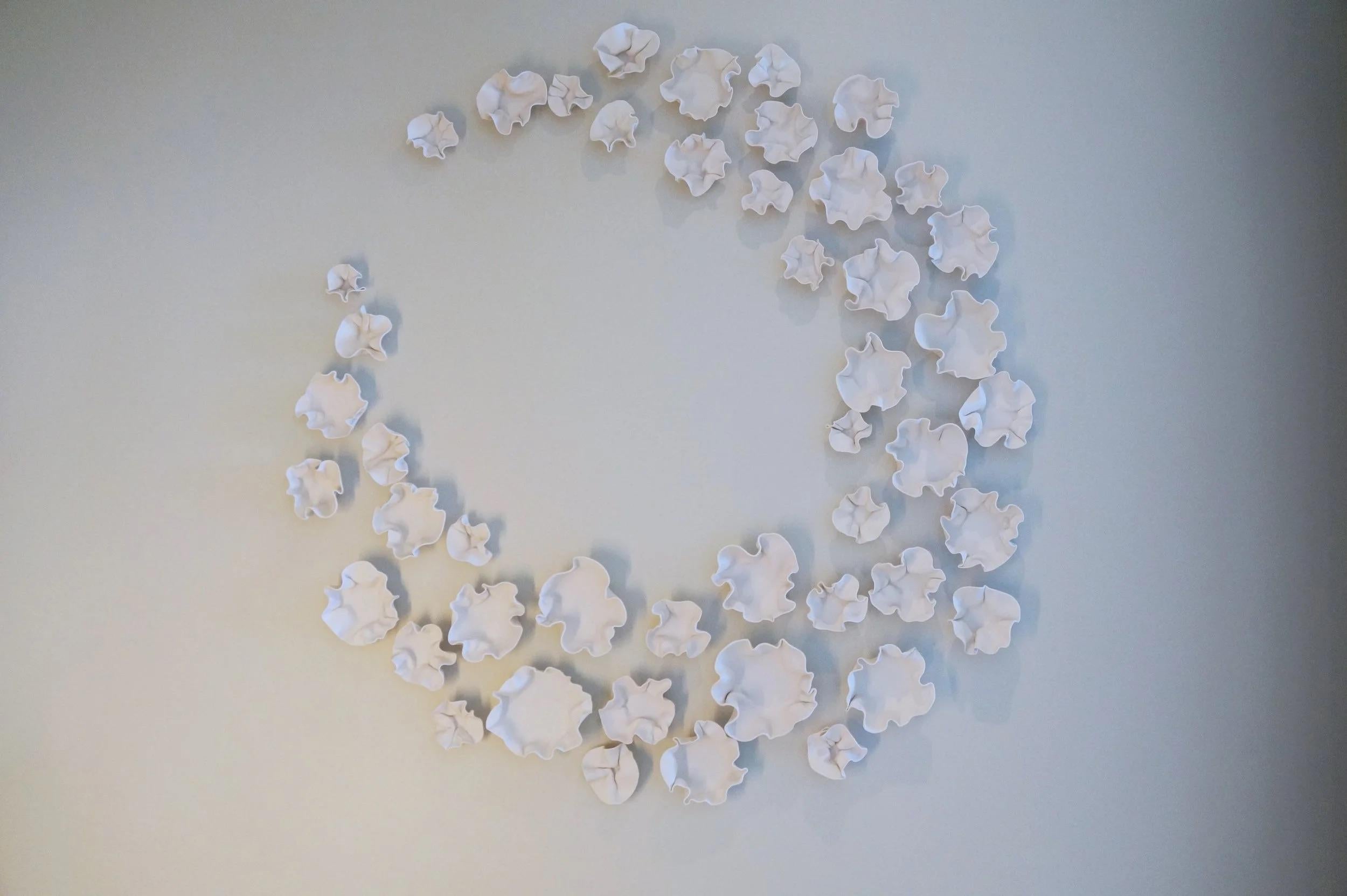 Autre Ensemble de 47 sculptures murales en porcelaine en forme de lune par Natalya Sevastyanova en vente