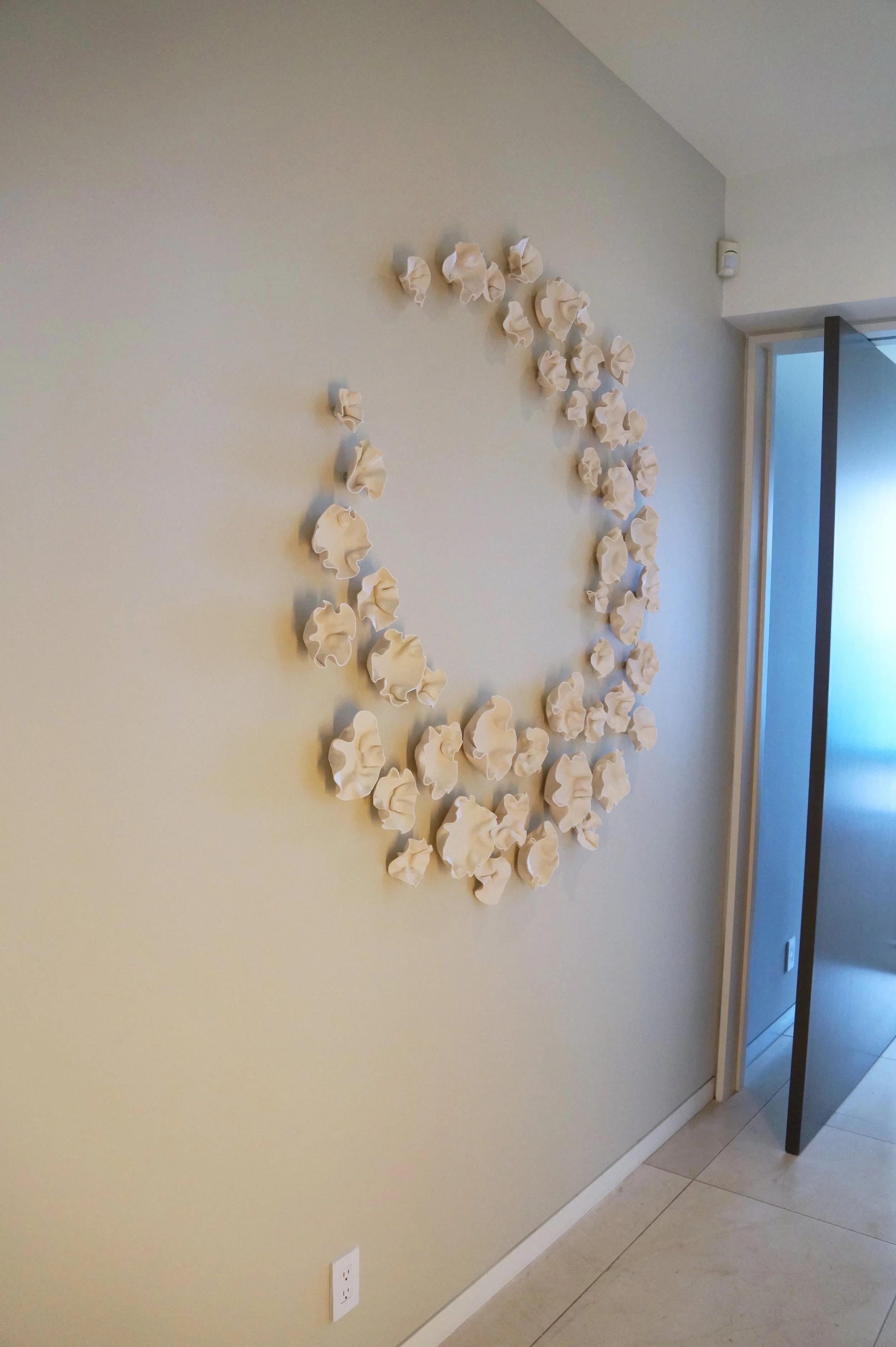 Ensemble de 47 sculptures murales en porcelaine en forme de lune par Natalya Sevastyanova Neuf - En vente à Geneve, CH