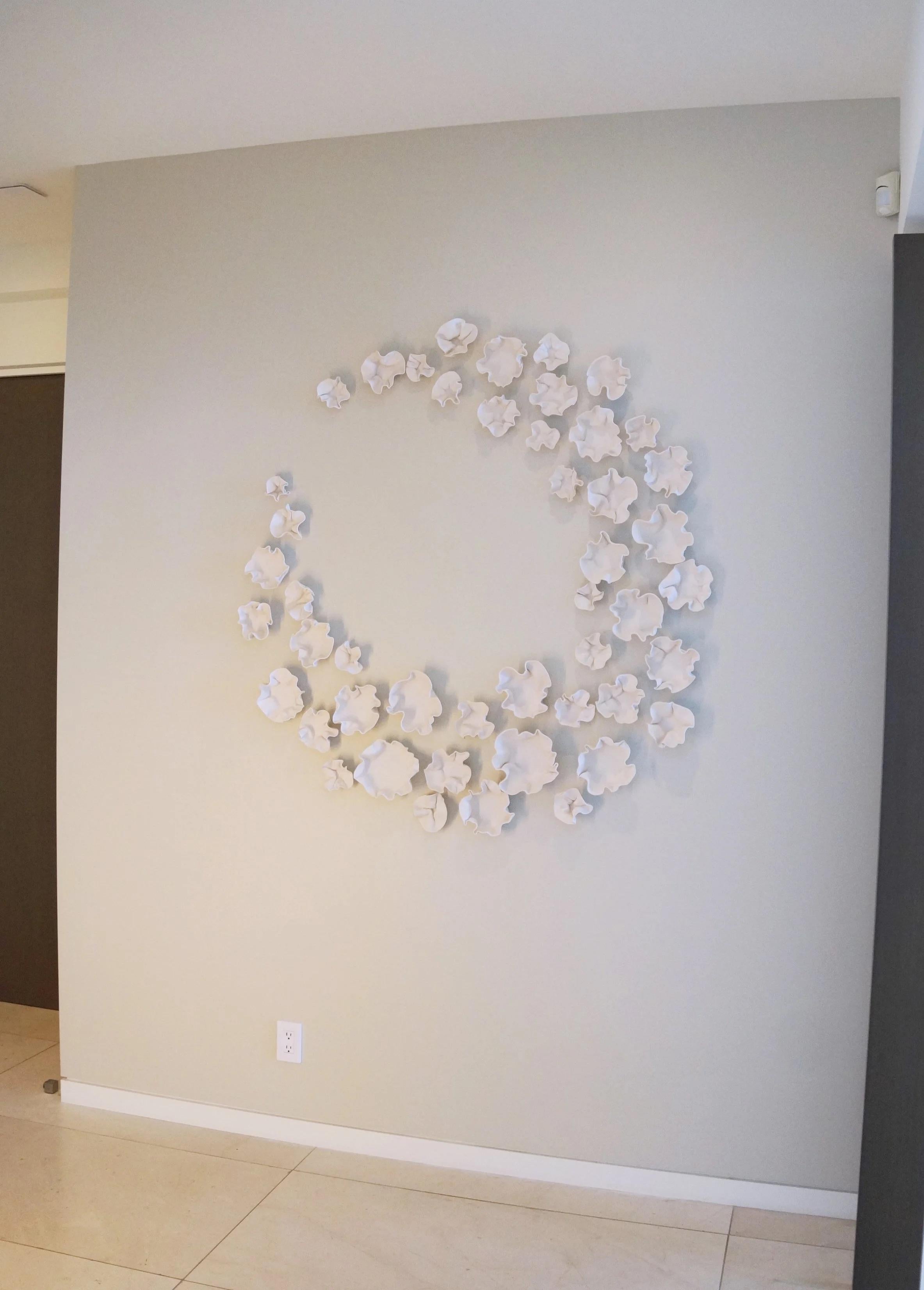 XXIe siècle et contemporain Ensemble de 47 sculptures murales en porcelaine en forme de lune par Natalya Sevastyanova en vente