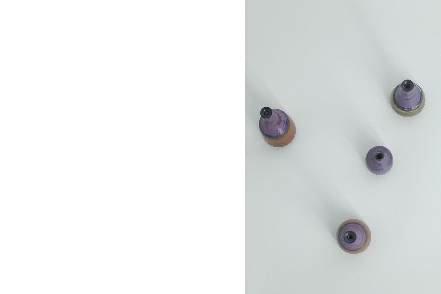 Lot de 4 petits vases en grès brun et violet de collection The Modernity MidCentury en vente 2