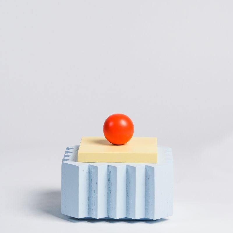 5er-Set, 1 Plizé-Dosen & 2 Bienengläser, 2 Merry Beistelltisch von Made by Choice mit Hanna Anonen
Abmessungen: B 17 x T17 x H 15,5 cm (M - Blau) ( Plizé Box)
D 18 x H 30 cm (L - Grün), D 15,5 x H 24 cm (S - Orange) (Beebee Gläser)
T 60 x H 35 cm