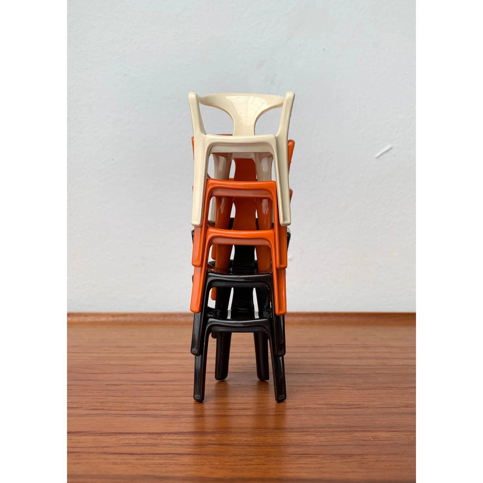 300 Monobloc Small Deco Chairs von Henry Massonnet für Stamp, Frankreich, 1970er Jahre, Satz von 5, in sehr gutem Zustand. Entworfen 1970 bis 1979 Dieses Stück hat eine Zuordnungsmarke.

Zusätzliche Informationen:
MATERIAL: Kunststoff
Farbe: