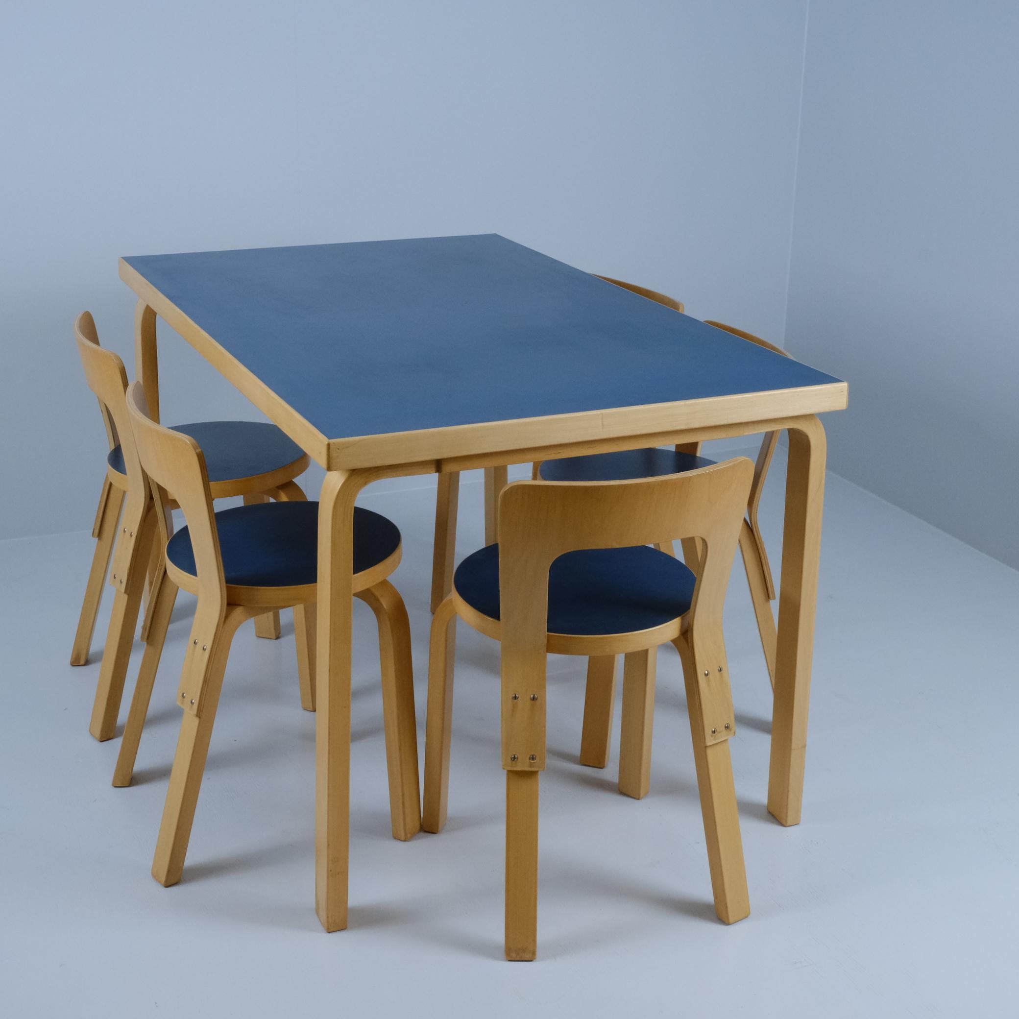 Set di 5 sedie Alvar Aalto+Aalto 65 in betulla e linoleum blu, Artek 1960 in vendita 3