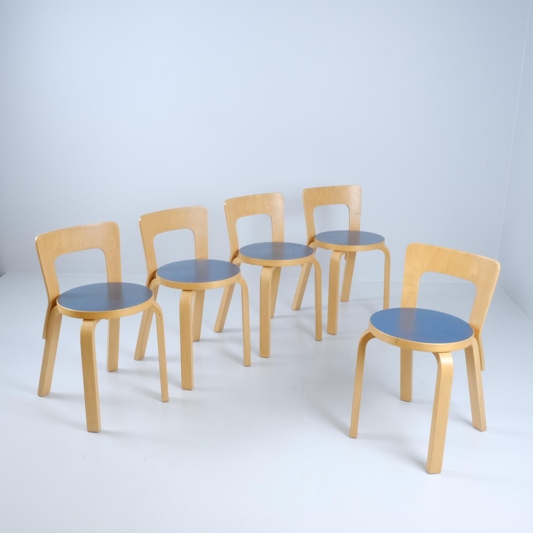 Un bellissimo set di cinque sedie Model 65, disegnate da Alvar Aalto, prodotte da Huonekalu- ja Rakennustehdas Oy e vendute da Artek in Finlandia. Le sedie sono in splendide condizioni vintage, con una leggera usura superficiale delle sedute in