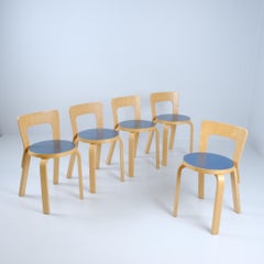 Juego de 5 sillas Alvar Aalto Model 65 de abedul y linóleo azul, Artek Años 60