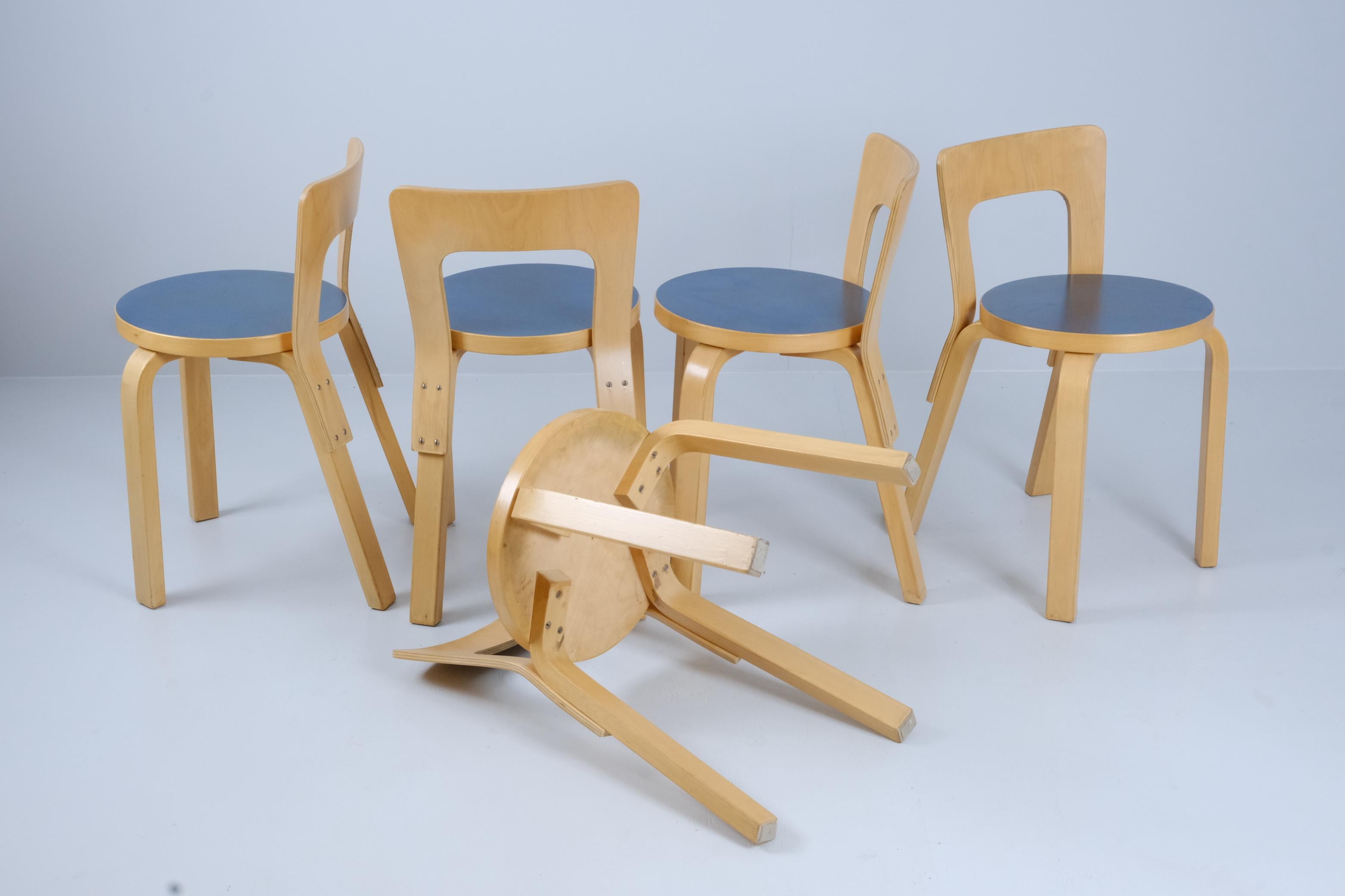 Scandinavo moderno Set di 5 sedie Alvar Aalto+Aalto 65 in betulla e linoleum blu, Artek 1960 in vendita