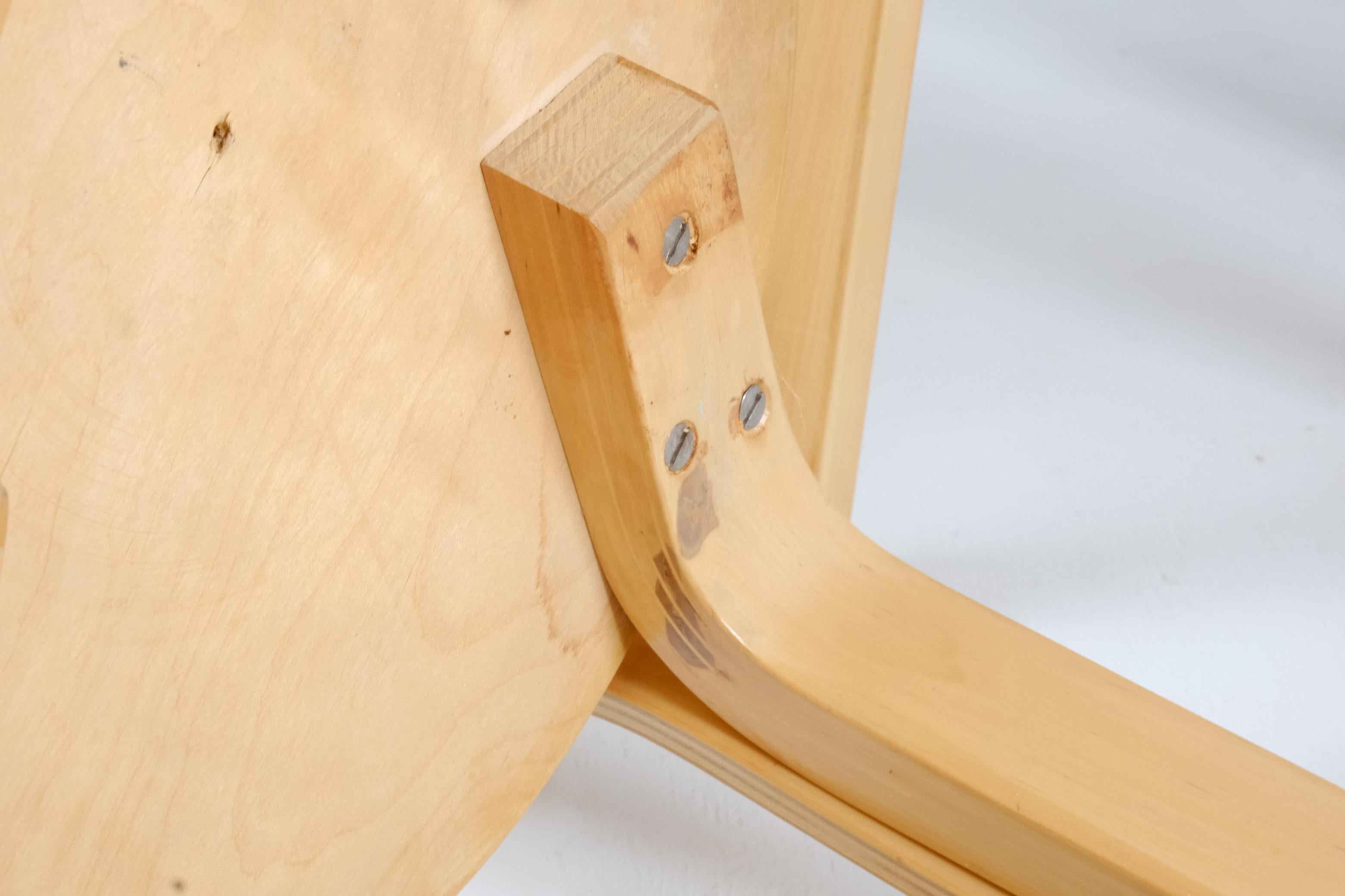 Finlandese Set di 5 sedie Alvar Aalto+Aalto 65 in betulla e linoleum blu, Artek 1960 in vendita