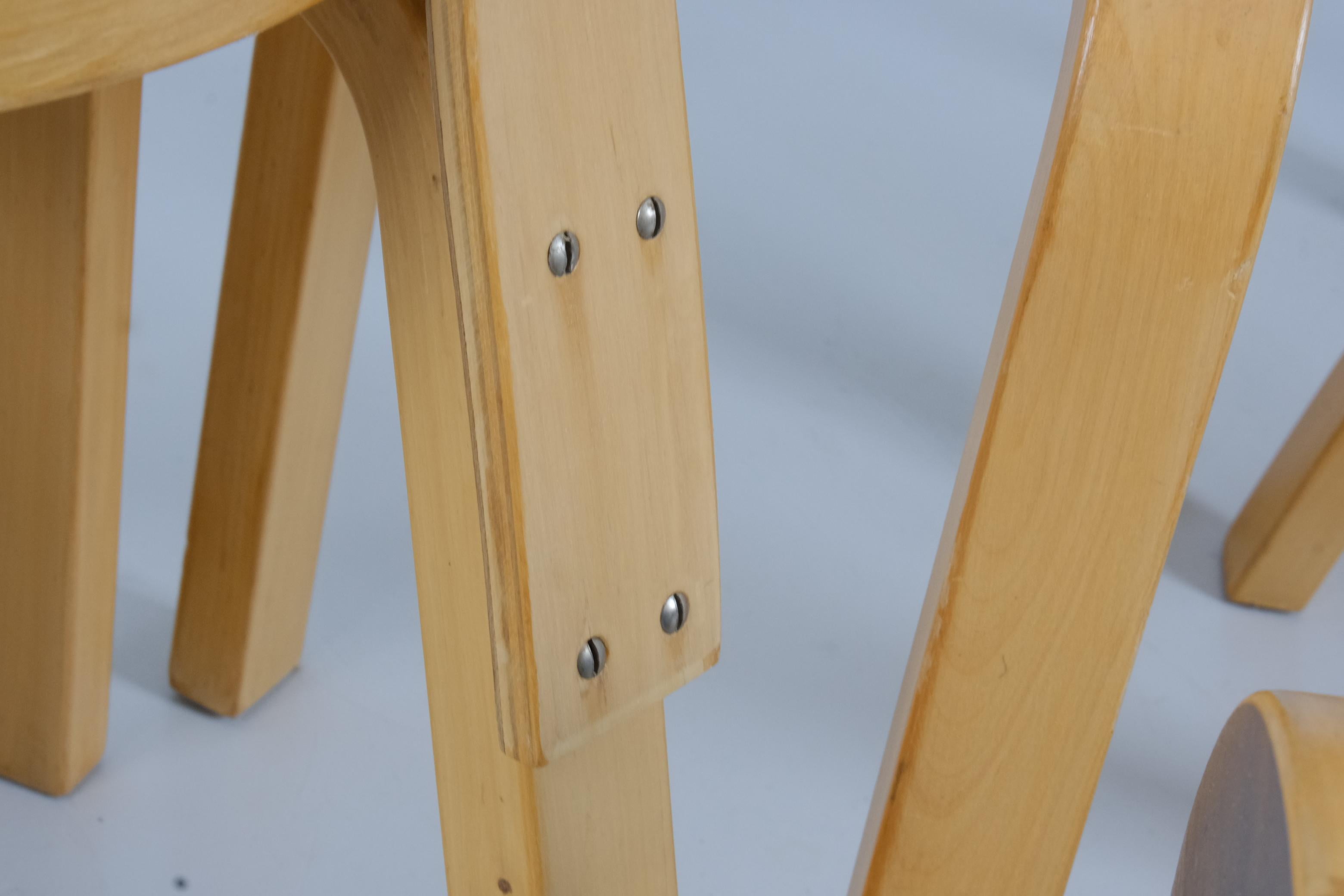 Metà XX secolo Set di 5 sedie Alvar Aalto+Aalto 65 in betulla e linoleum blu, Artek 1960 in vendita